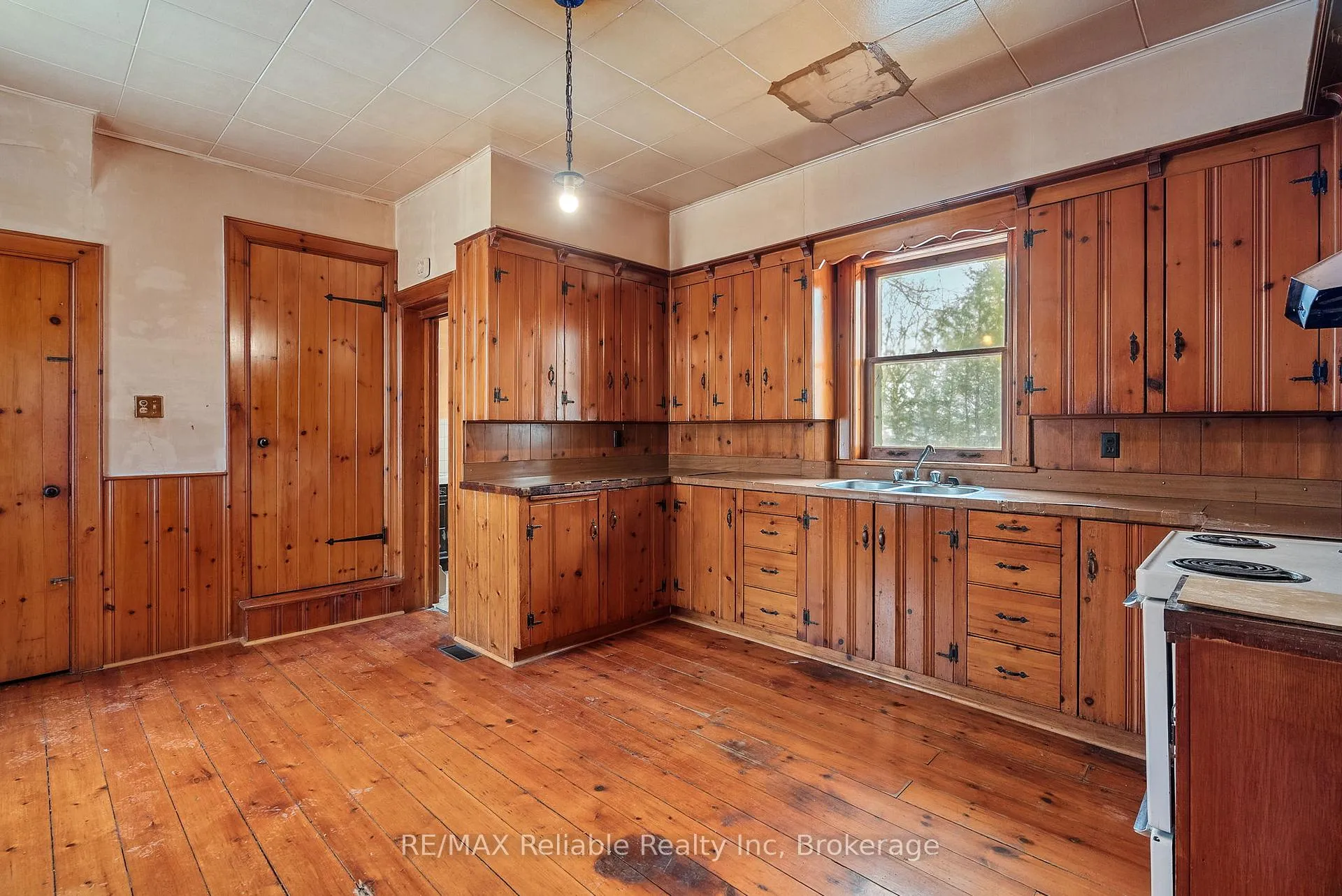 Photo 19 of 101 Centre Street, Huron East, Seaforth — HOMEH