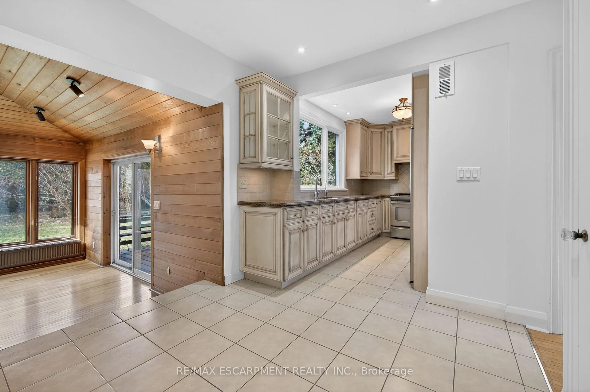 Photo 17 of 2317 Lakeshore Road, Burlington, Brant — HOMEH