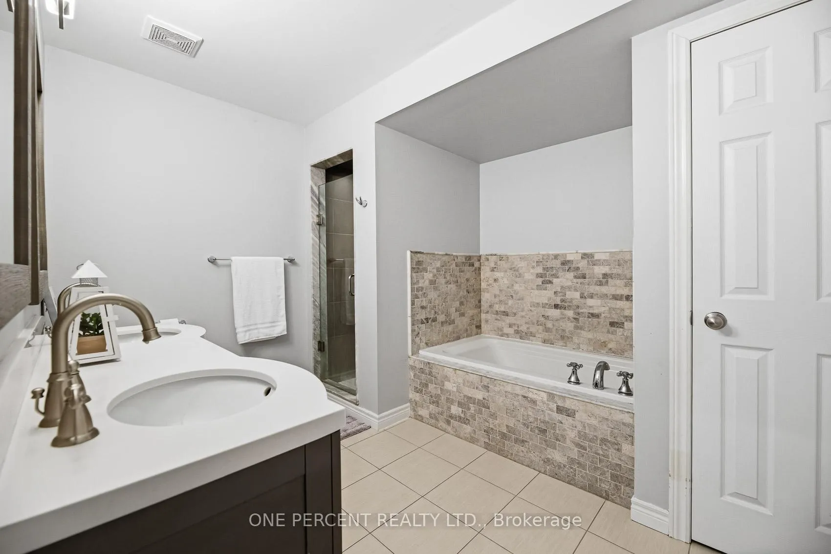 Photo 24 of 70 Galileo Drive, Hamilton, Lakeshore — HOMEH