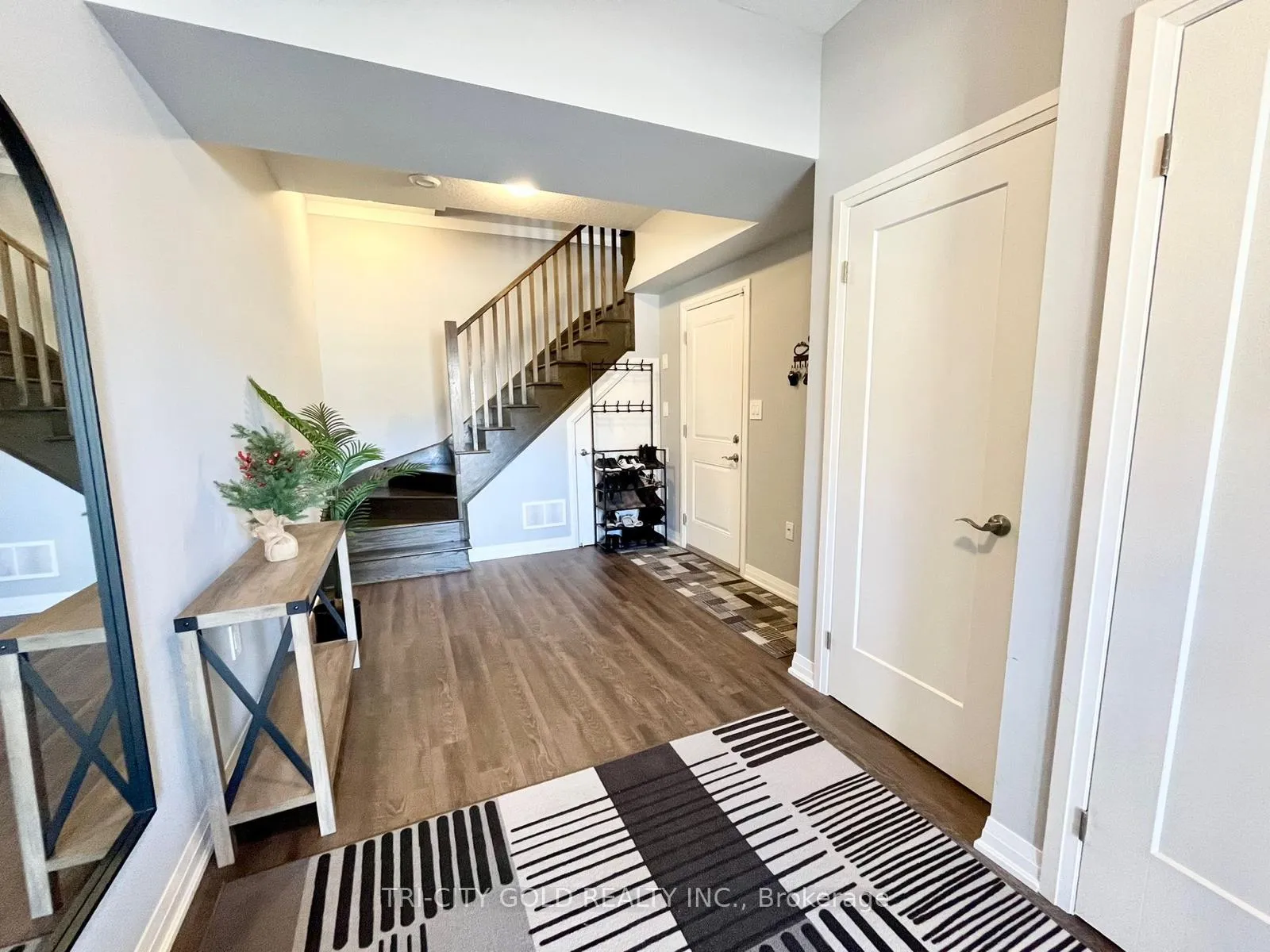 Photo 4 of 22 Waterlily Way, Hamilton, Stoney Creek — HOMEH