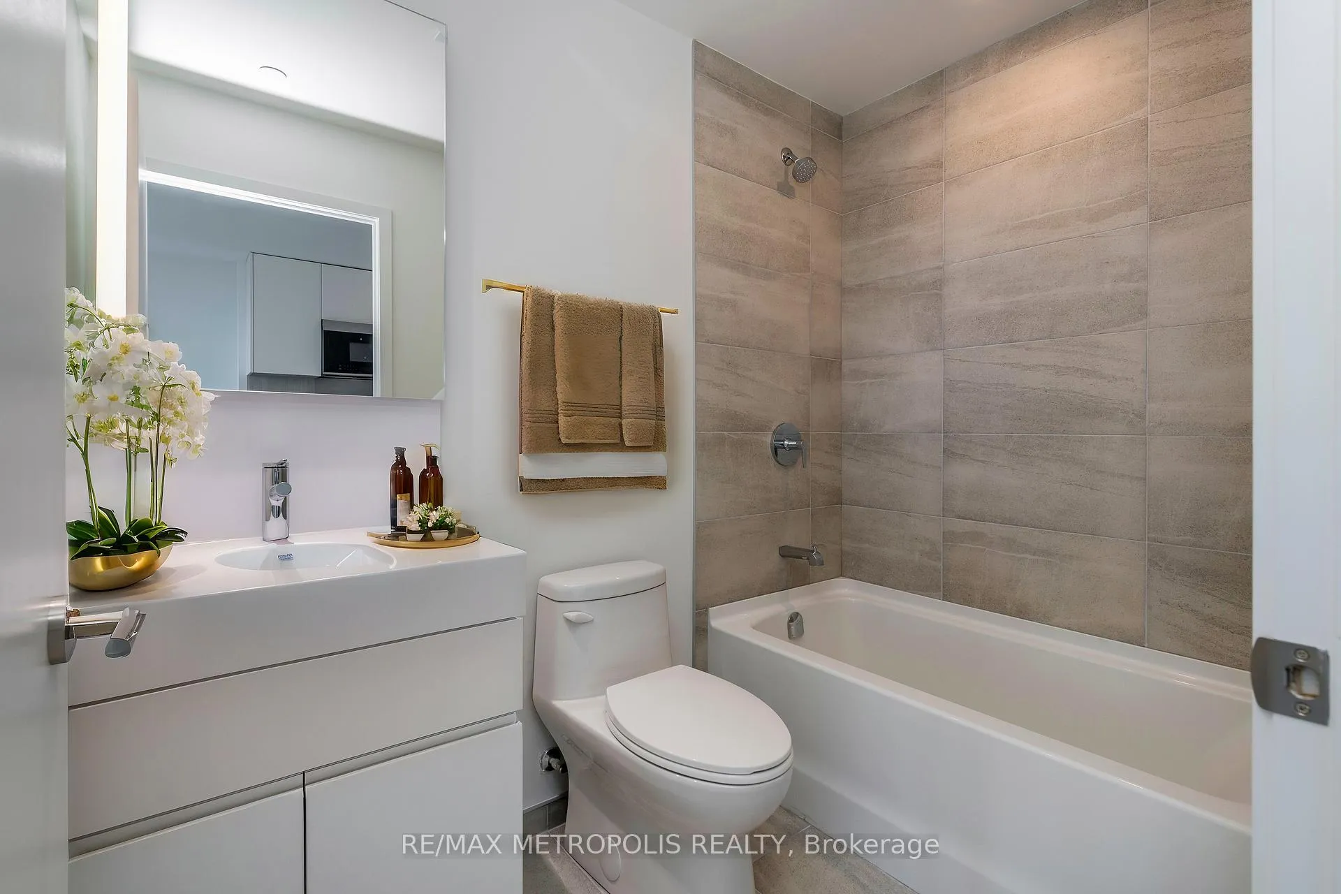 Photo 3 of Unit 1803, 39 Mary Street, Barrie, City Centre — HOMEH