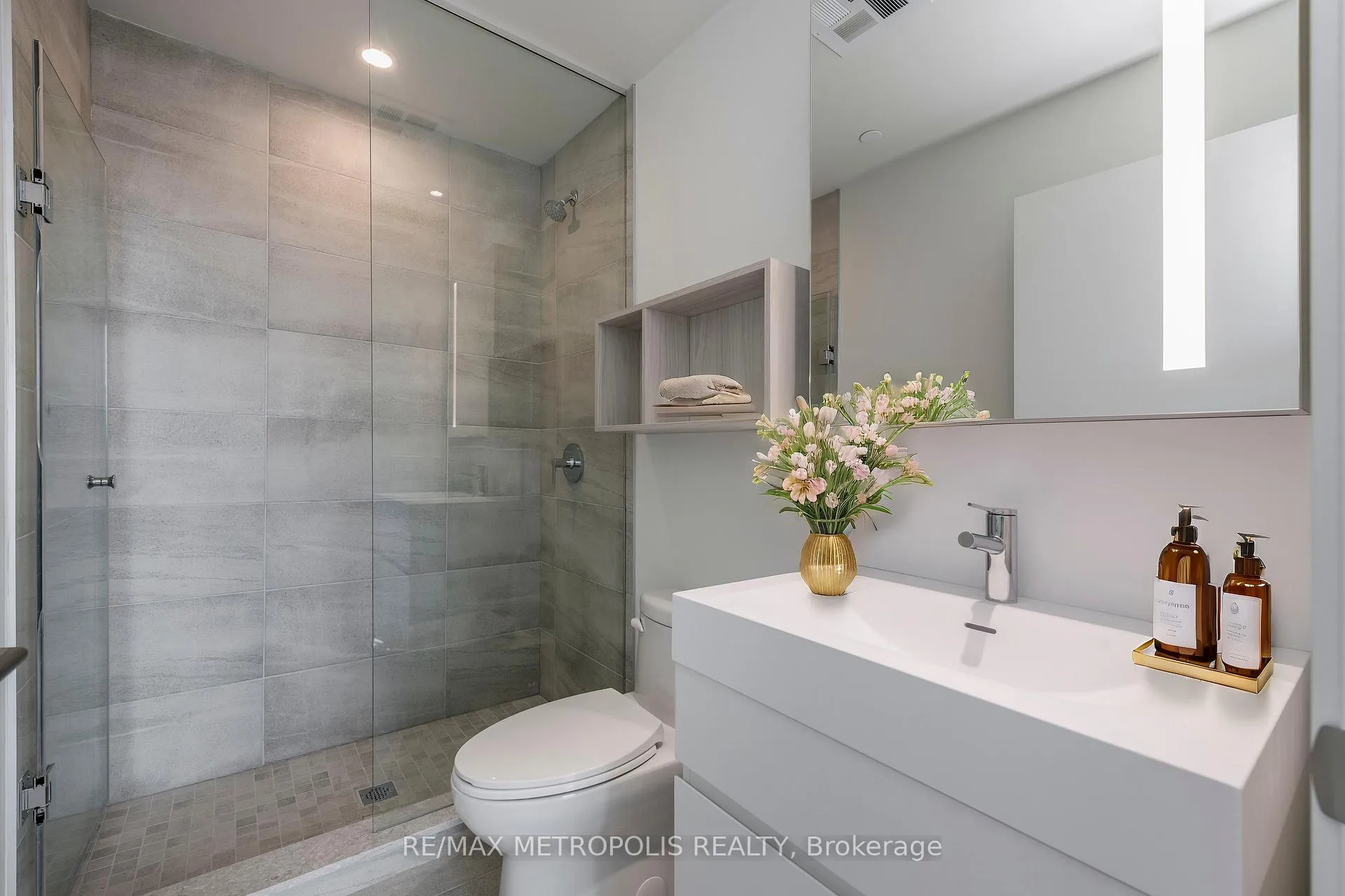 Photo 5 of Unit 1803, 39 Mary Street, Barrie, City Centre — HOMEH