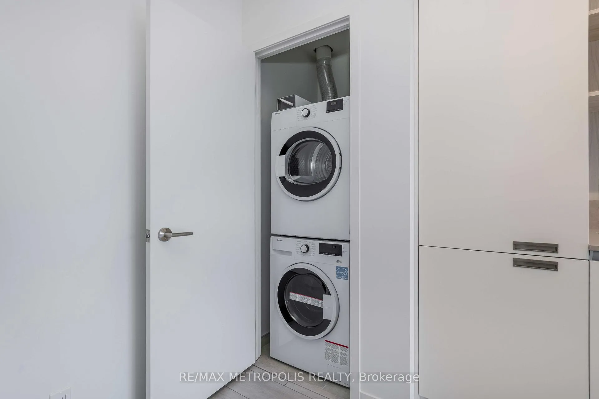 Photo 9 of Unit 1803, 39 Mary Street, Barrie, City Centre — HOMEH