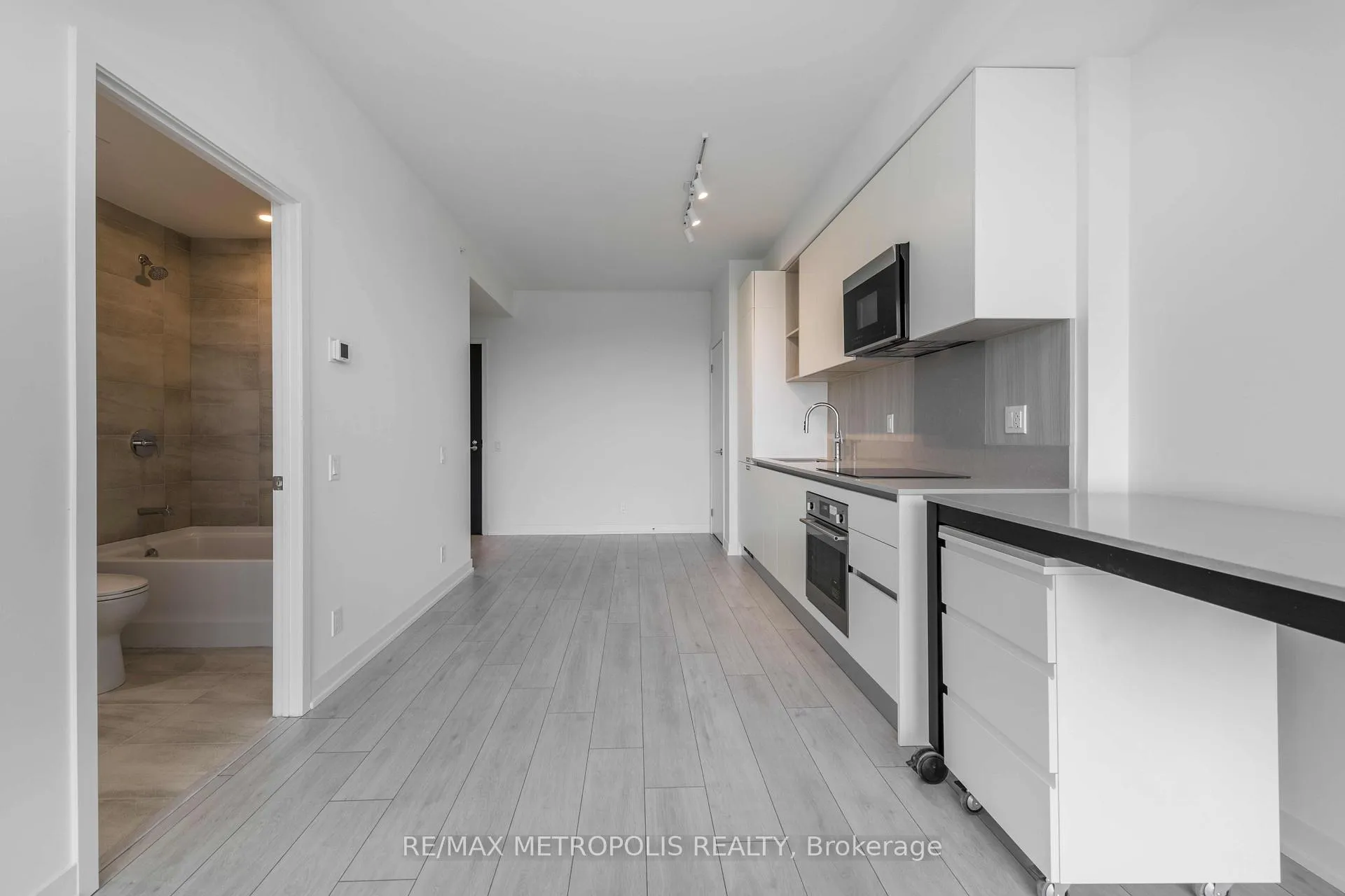 Photo 10 of Unit 1803, 39 Mary Street, Barrie, City Centre — HOMEH
