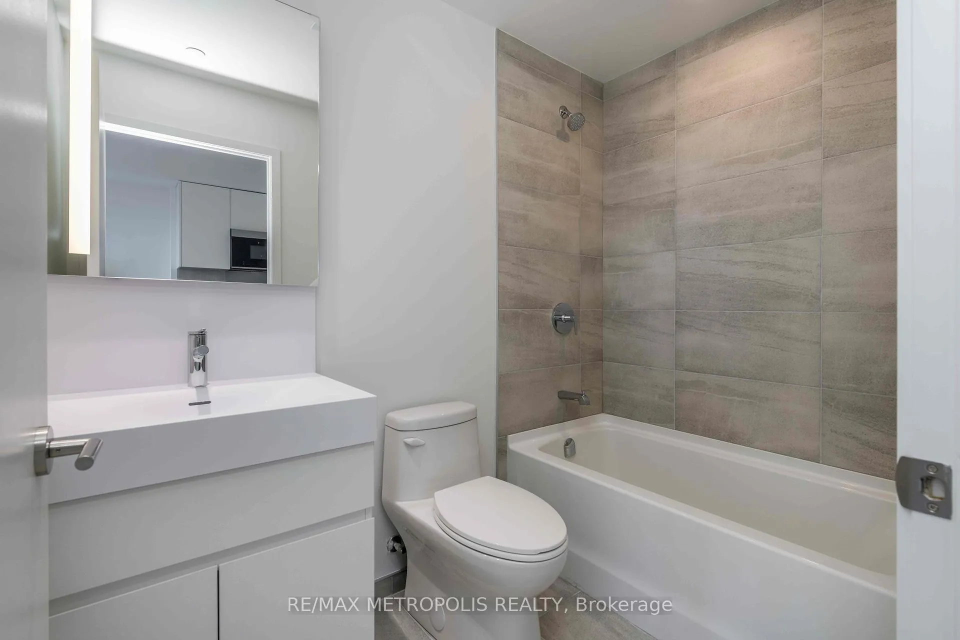 Photo 12 of Unit 1803, 39 Mary Street, Barrie, City Centre — HOMEH