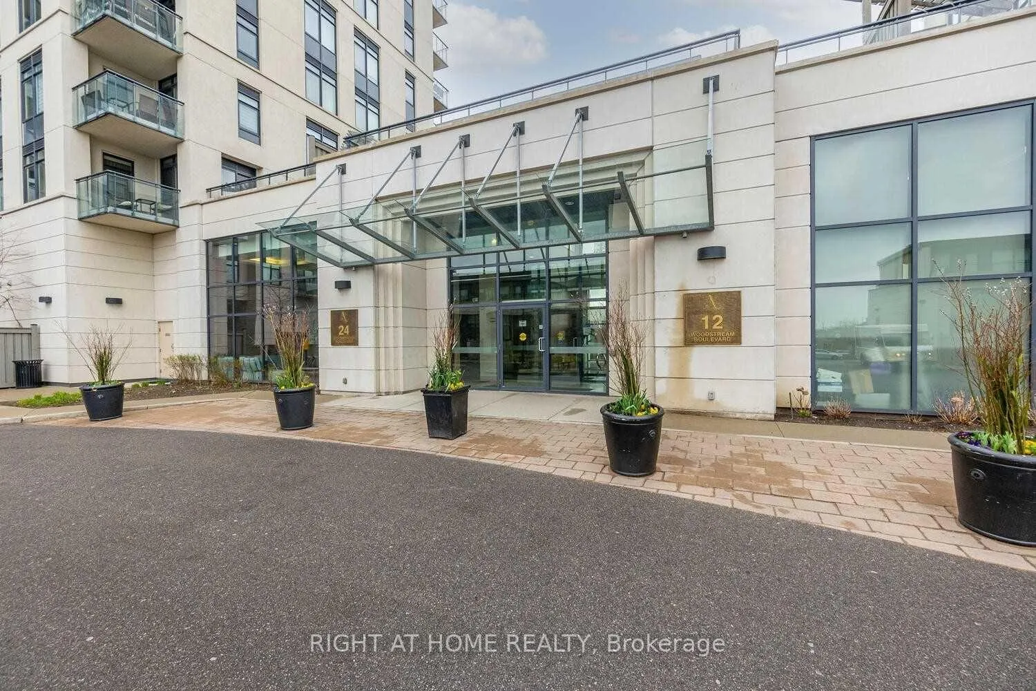 Photo 3 of Unit 305, 24 Woodstream Boulevard, Vaughan, Vaughan Grove — HOMEH