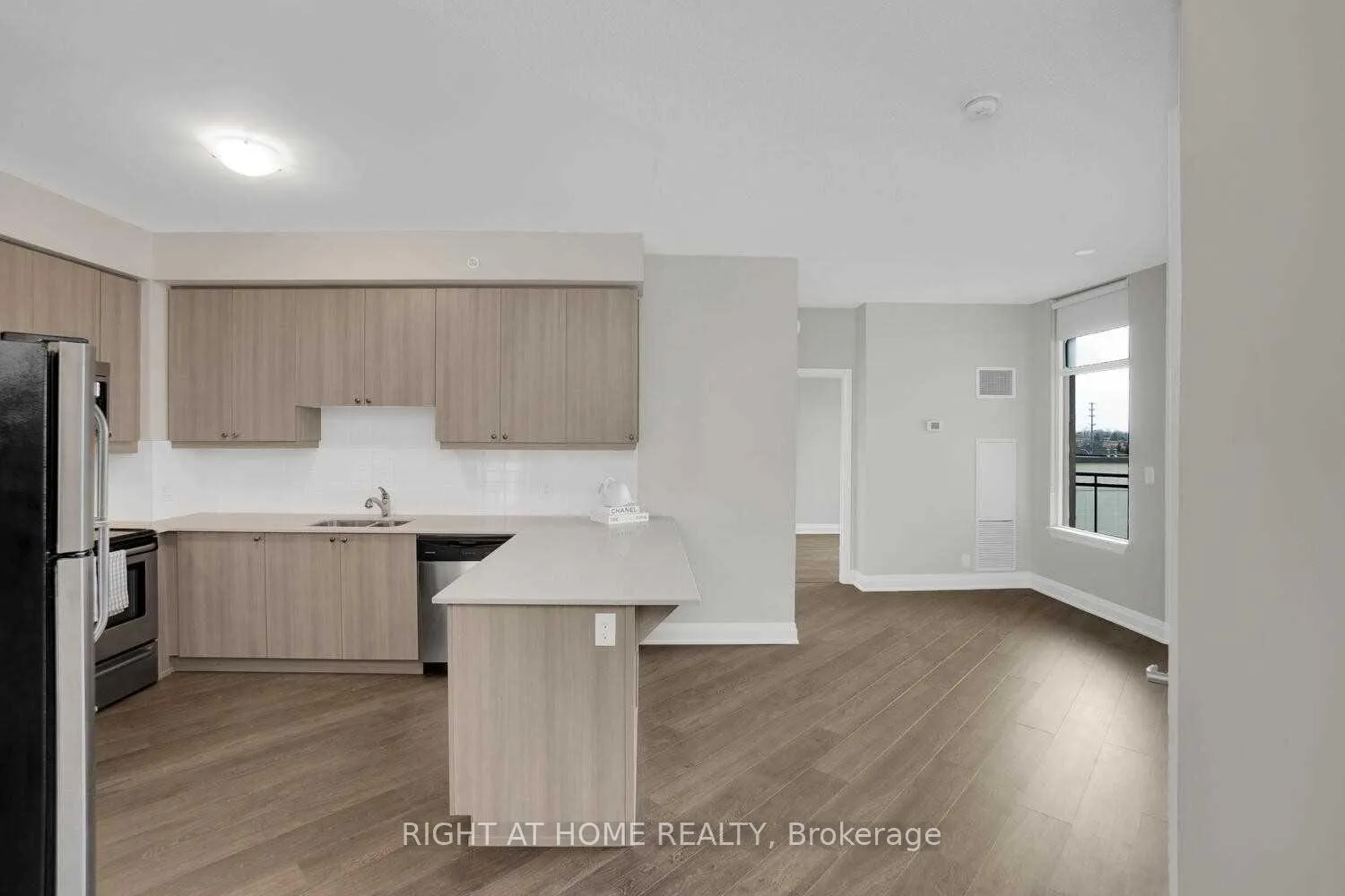 Photo 5 of Unit 305, 24 Woodstream Boulevard, Vaughan, Vaughan Grove — HOMEH