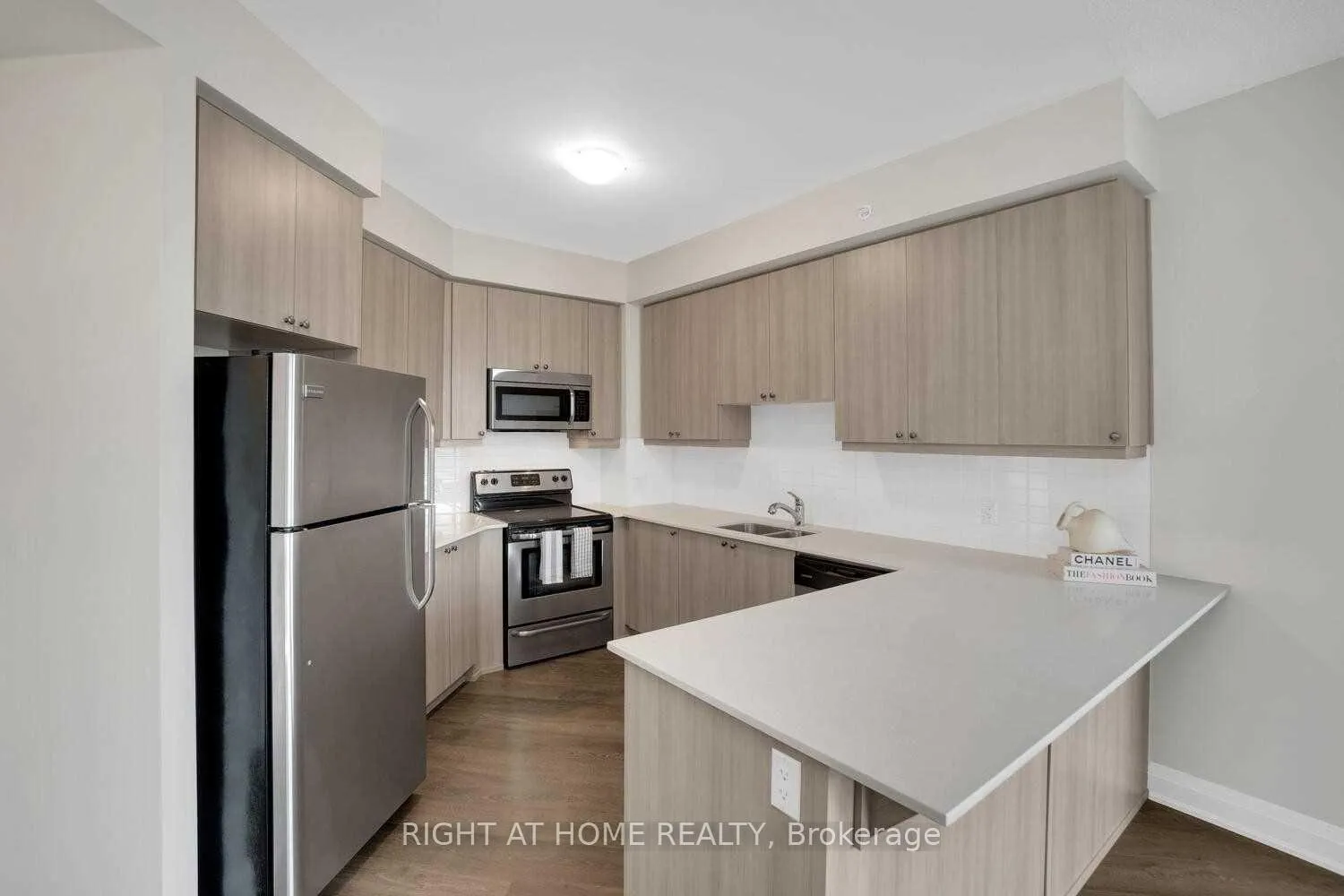 Photo 10 of Unit 305, 24 Woodstream Boulevard, Vaughan, Vaughan Grove — HOMEH