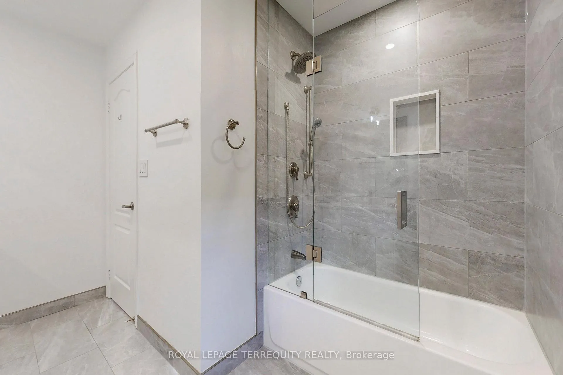 Photo 18 of 51 Donzi Lane, Vaughan, Patterson — HOMEH