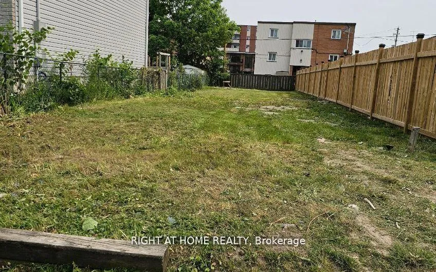 Photo of 361 Adelaide Avenue W