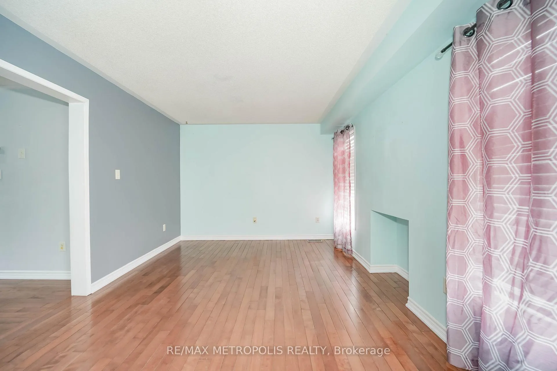 Photo 10 of 15 Lilley Avenue, Ajax, South East — HOMEH