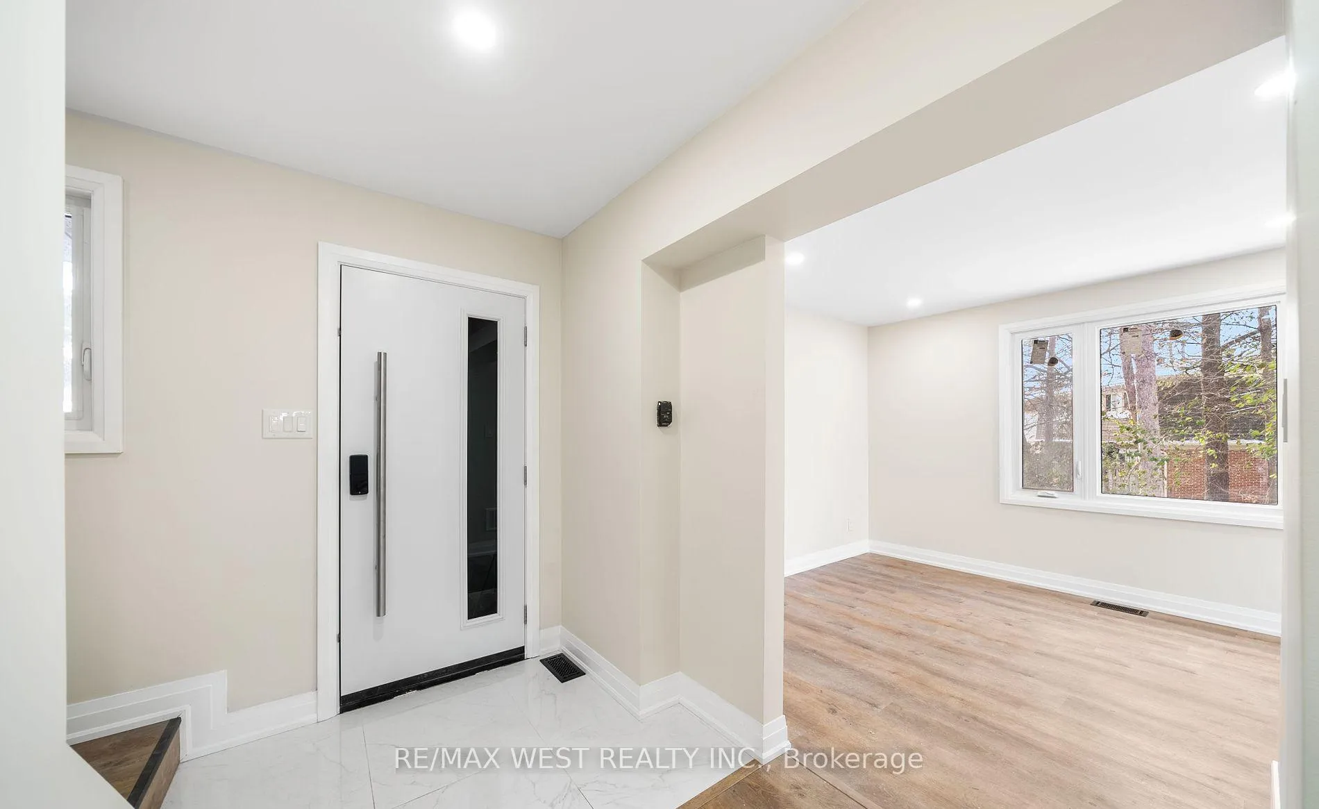 Photo 3 of Unit Main, 36 Wilson Court, Barrie, Allandale Heights — HOMEH