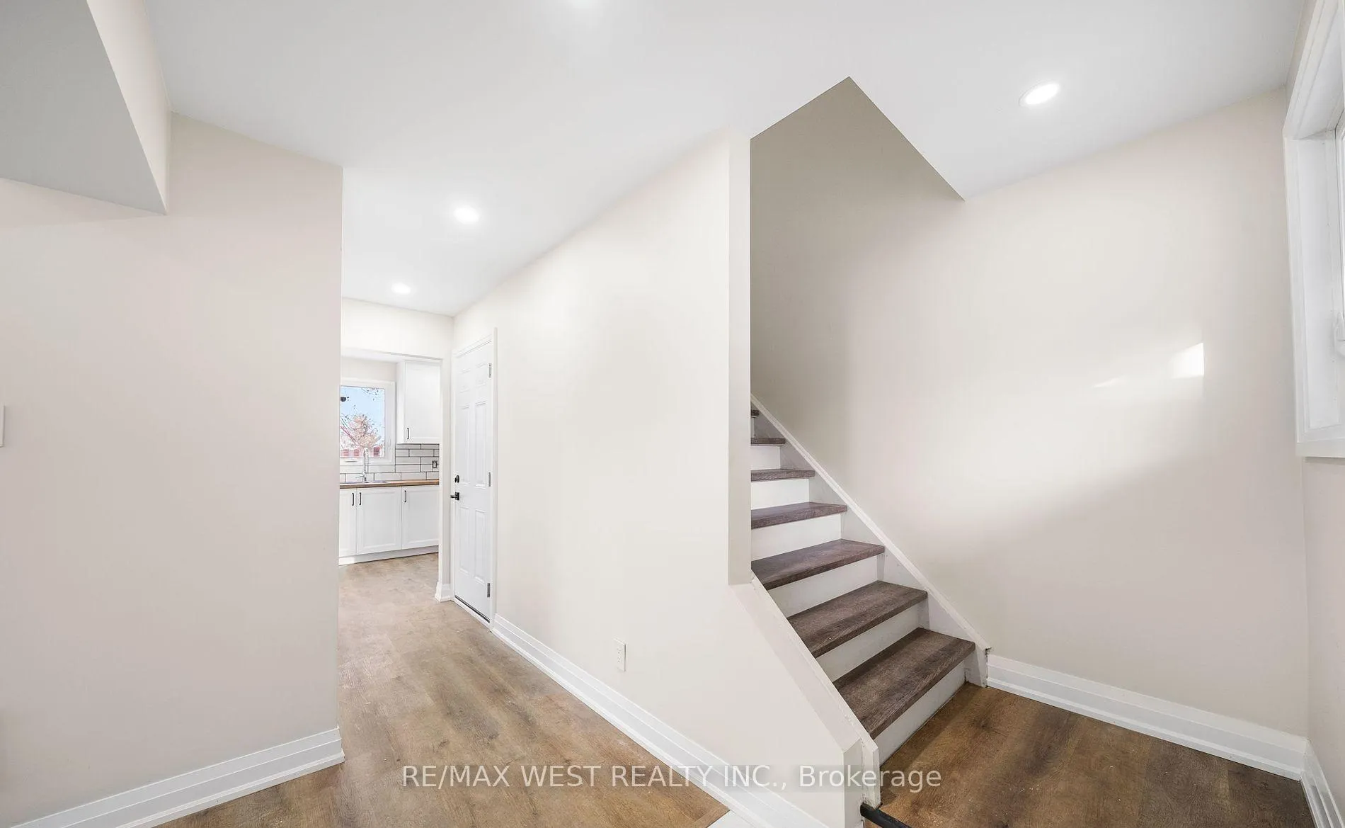 Photo 4 of Unit Main, 36 Wilson Court, Barrie, Allandale Heights — HOMEH