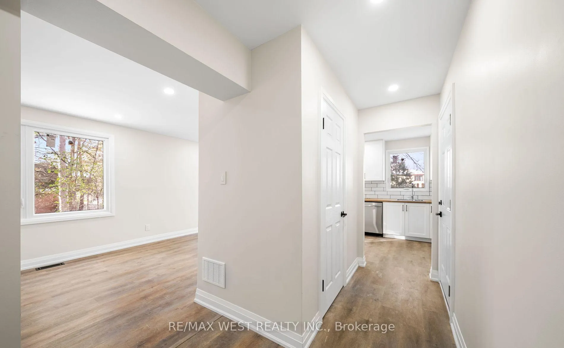 Photo 5 of Unit Main, 36 Wilson Court, Barrie, Allandale Heights — HOMEH