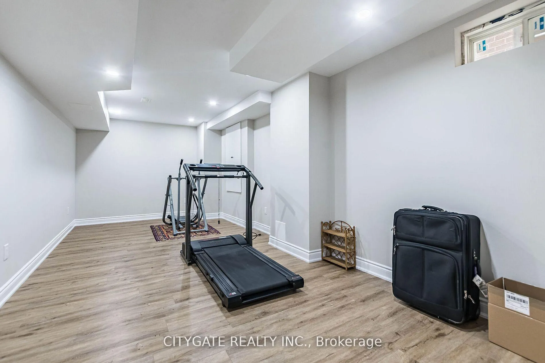 Photo 12 of 44 elysian fields Circle, Brampton, Bram West — HOMEH