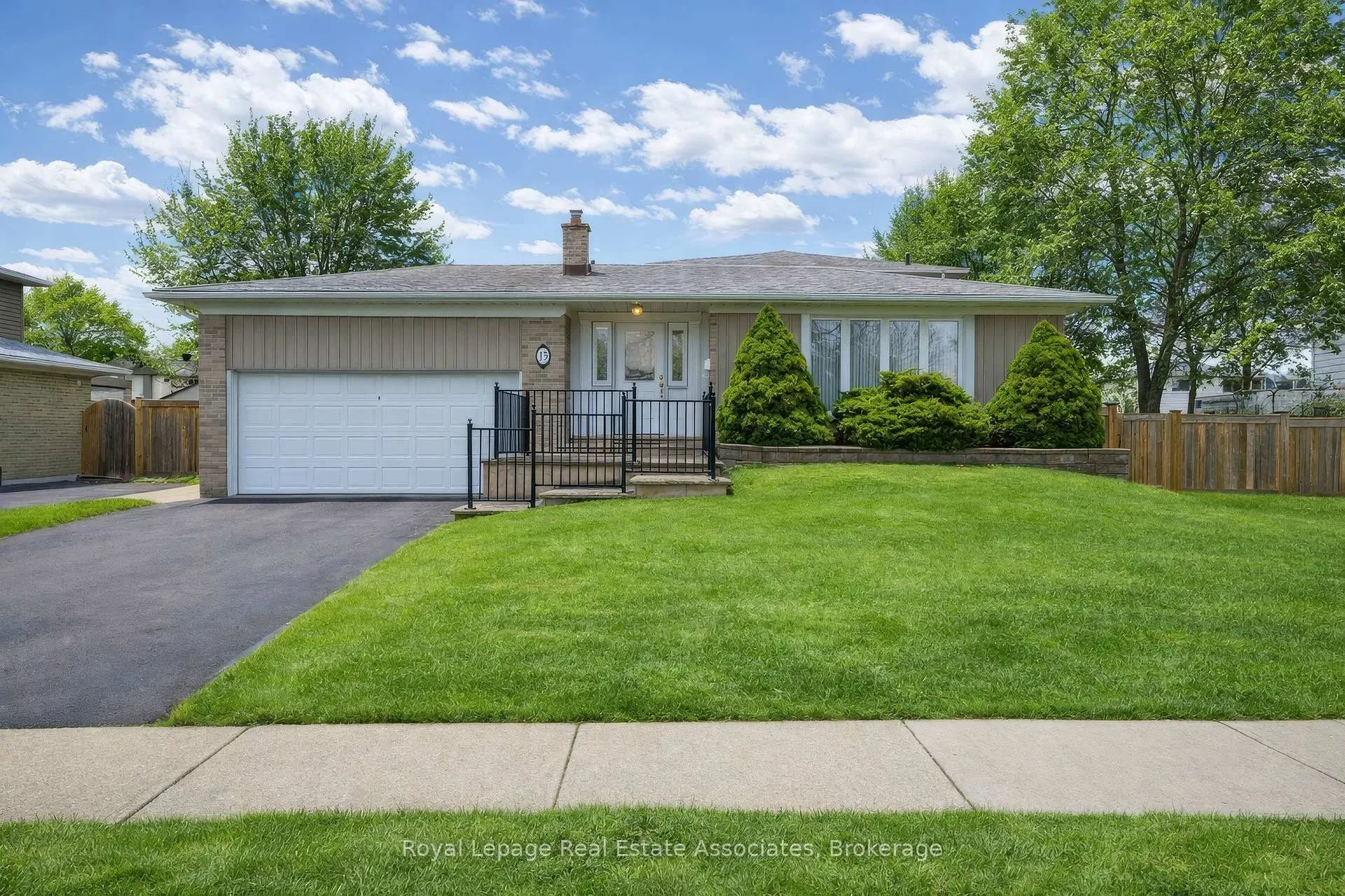 Photo 1 of 15 Stockman Crescent, Halton Hills, Georgetown — HOMEH