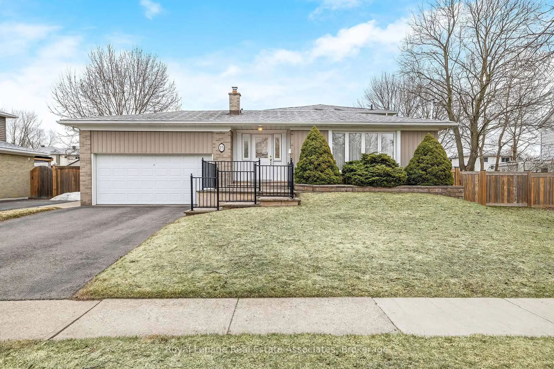 Photo 2 of 15 Stockman Crescent, Halton Hills, Georgetown — HOMEH