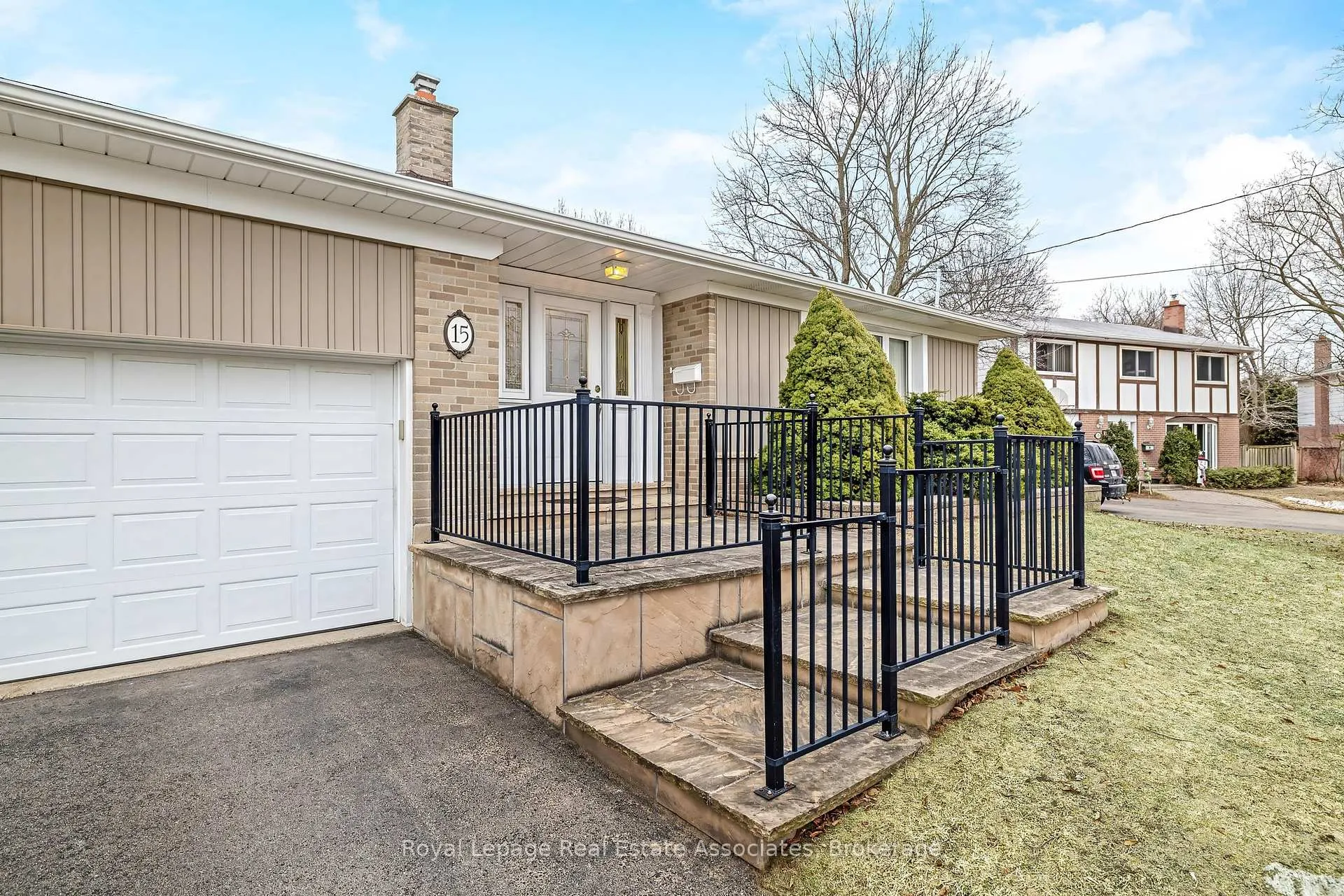 Photo 3 of 15 Stockman Crescent, Halton Hills, Georgetown — HOMEH
