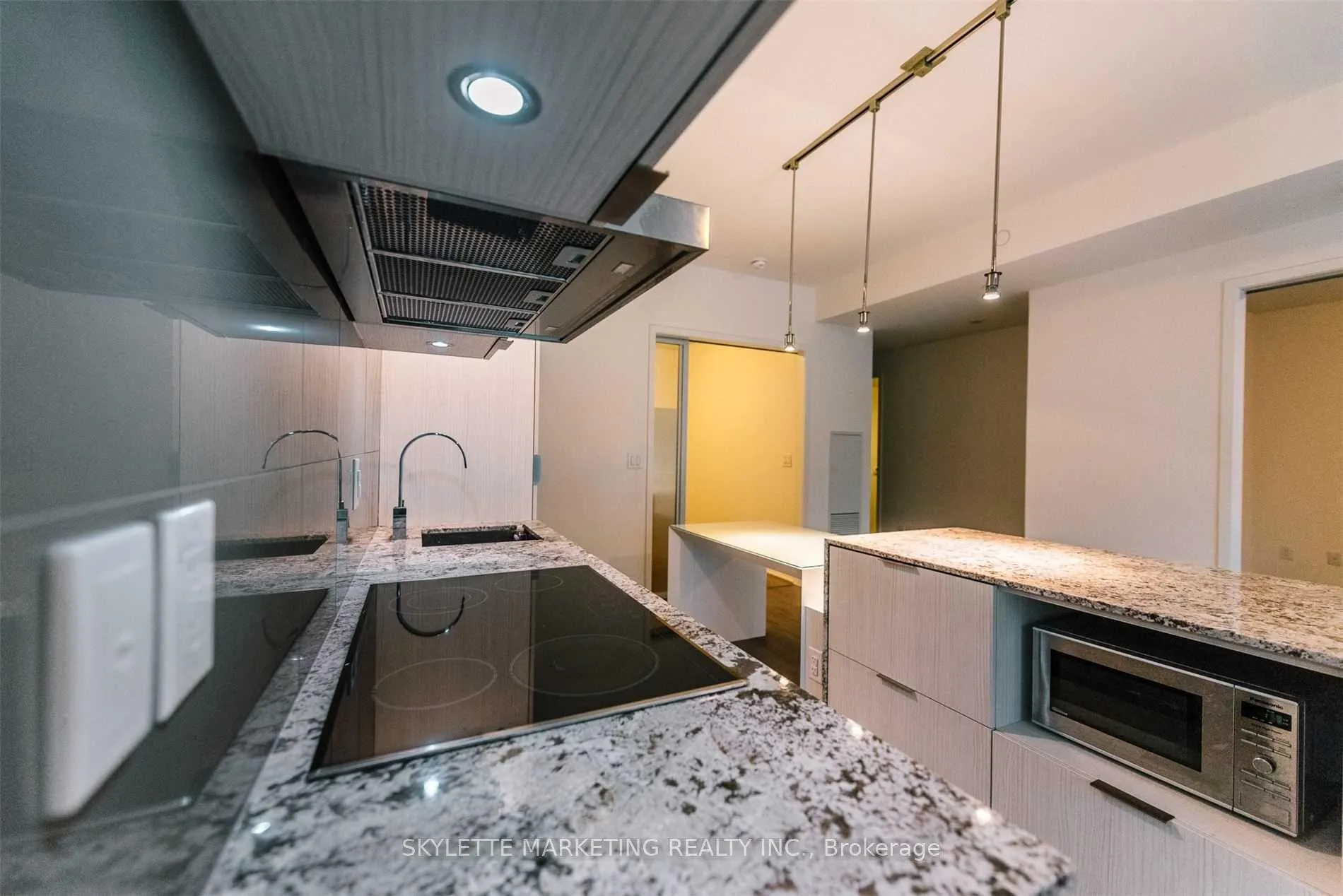 Photo 4 of Unit 422, 1 Bloor Street E, Toronto, Church-Yonge Corridor — HOMEH