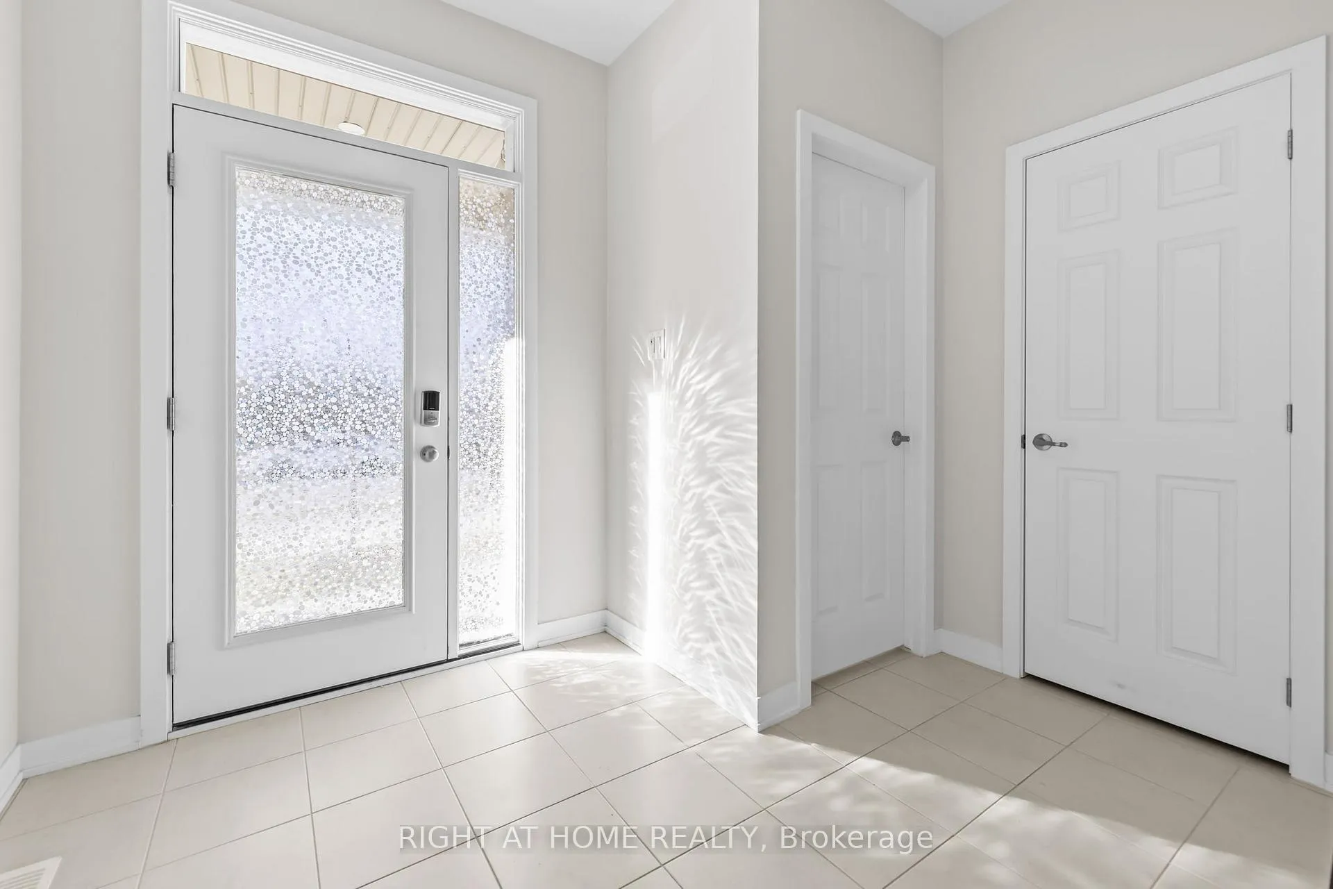 Photo 3 of 837 Derren Avenue, Ottawa, Stittsville (North) — HOMEH