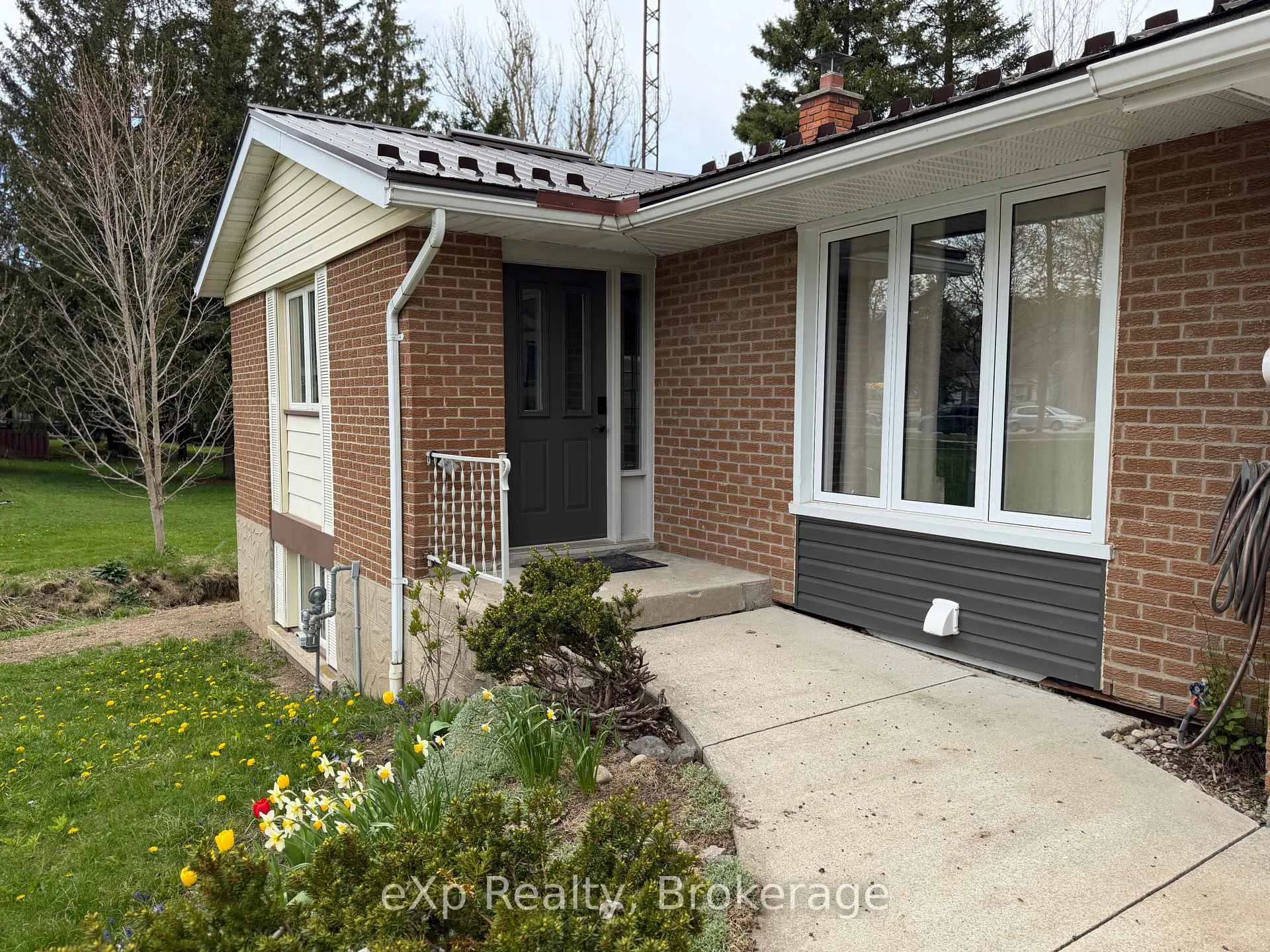 Photo 2 of 60 Main Street E, Mapleton, Rural Mapleton — HOMEH