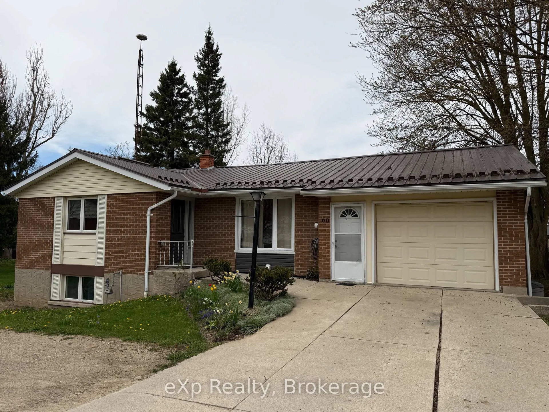 Photo 3 of 60 Main Street E, Mapleton, Rural Mapleton — HOMEH