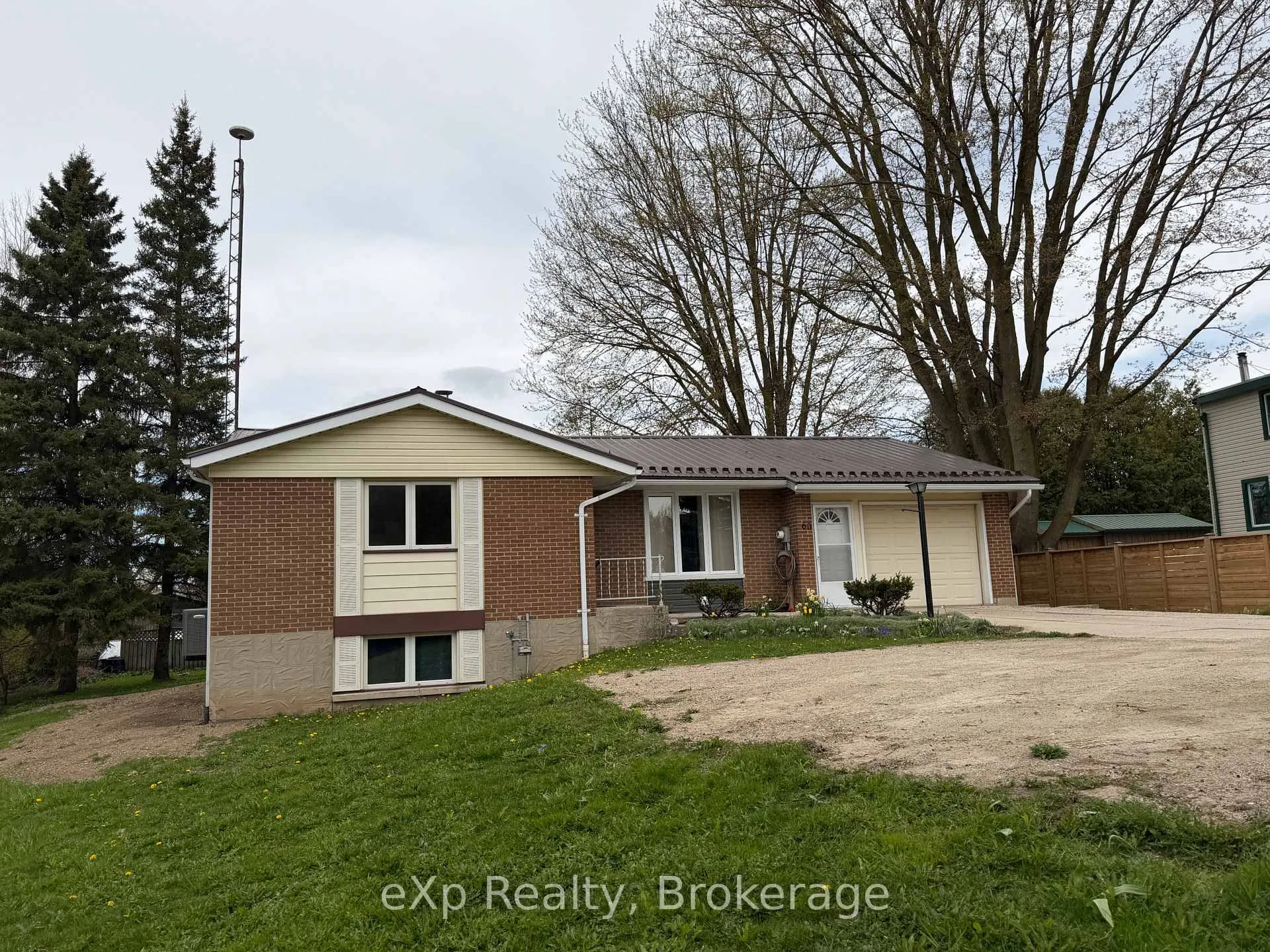 Photo 4 of 60 Main Street E, Mapleton, Rural Mapleton — HOMEH