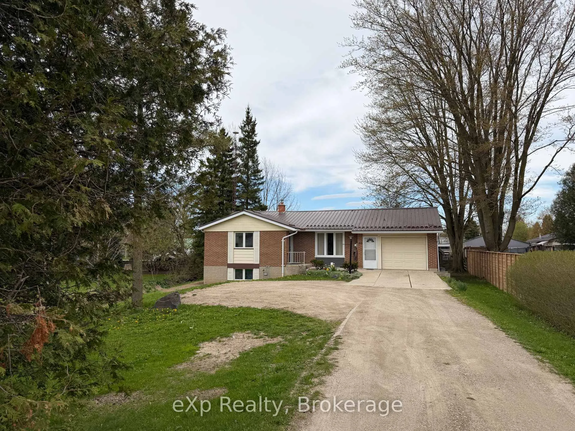 Photo 5 of 60 Main Street E, Mapleton, Rural Mapleton — HOMEH