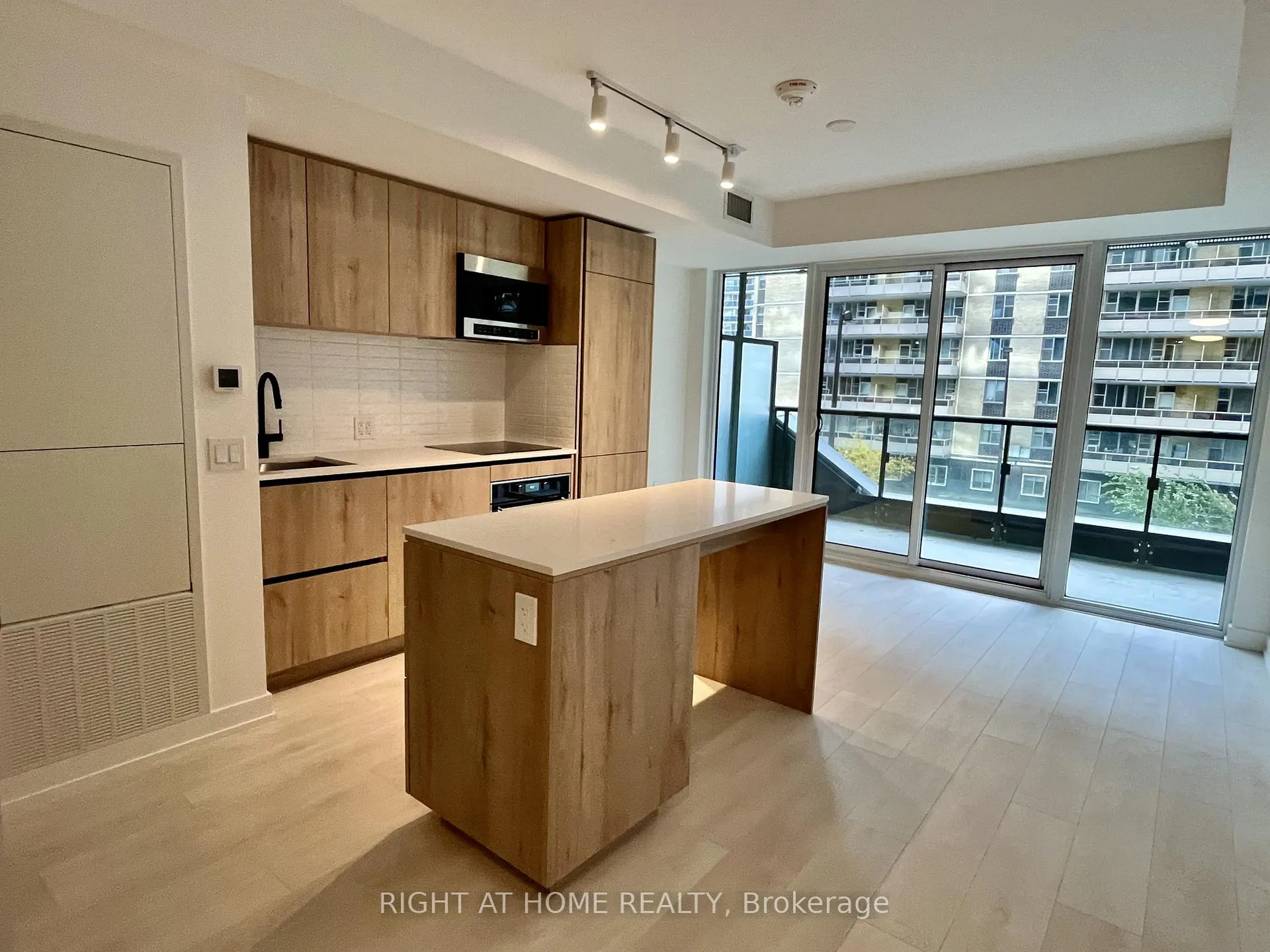 Photo 5 of Unit 303, 127 Broadway Avenue, Toronto, Mount Pleasant West — HOMEH