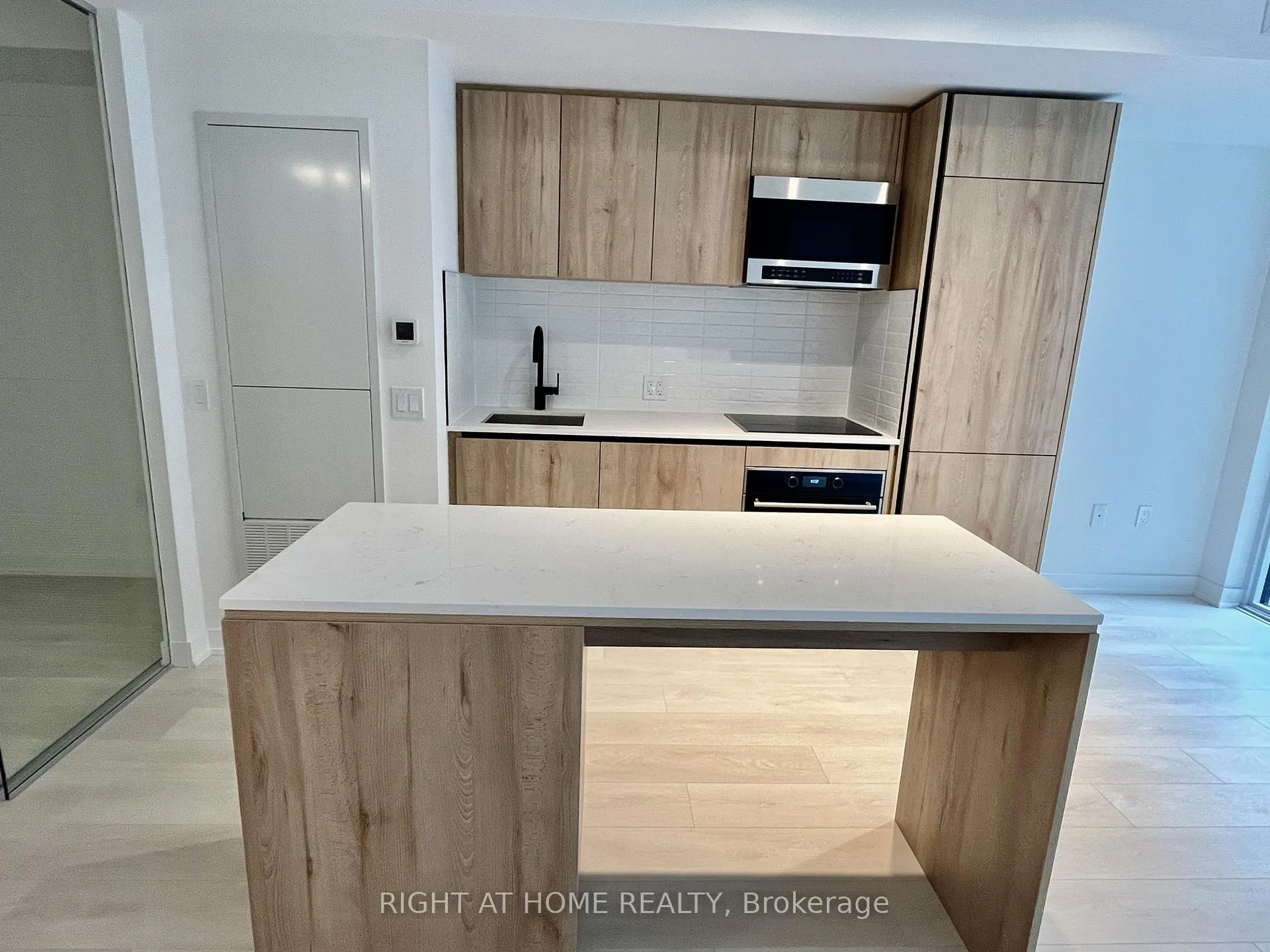 Photo 6 of Unit 303, 127 Broadway Avenue, Toronto, Mount Pleasant West — HOMEH