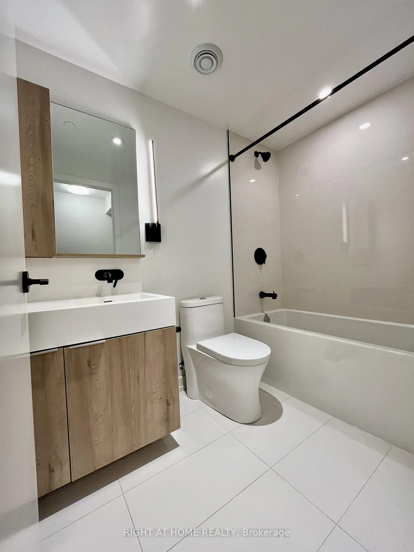 Photo 10 of Unit 303, 127 Broadway Avenue, Toronto, Mount Pleasant West — HOMEH