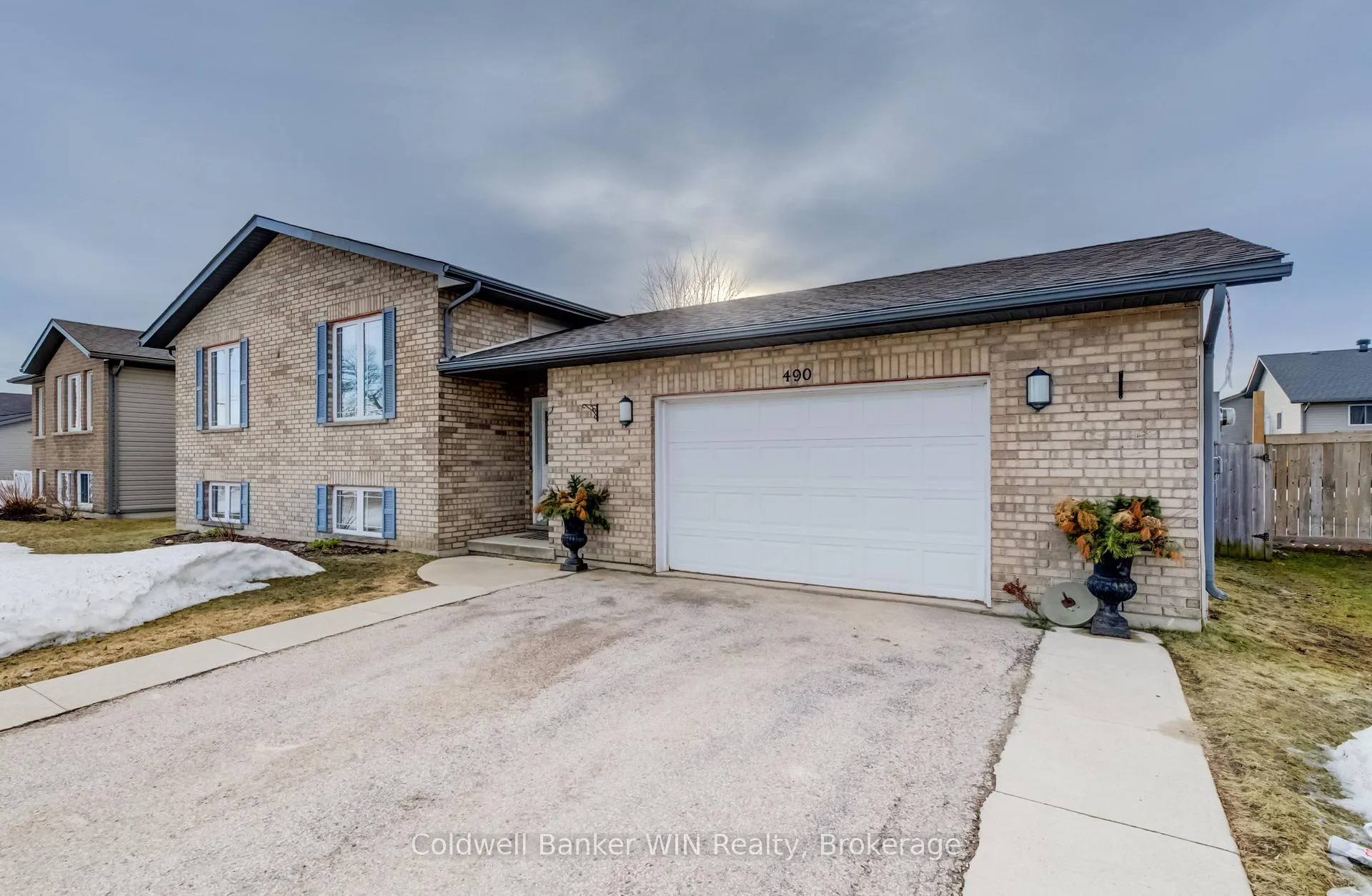 Photo 3 of 490 King Street E, Wellington North, Mount Forest — HOMEH