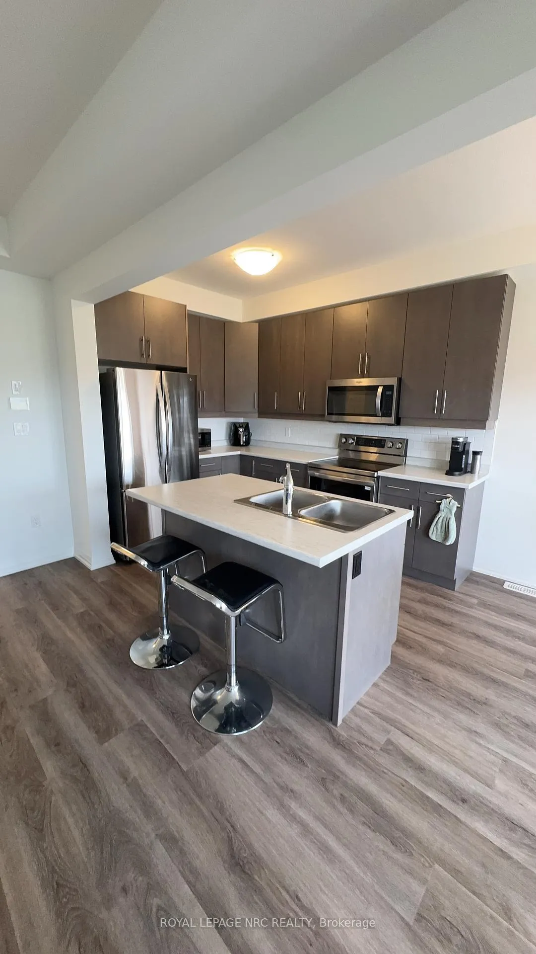 Photo 4 of 7376 Marvel Drive, Niagara Falls, Brown — HOMEH