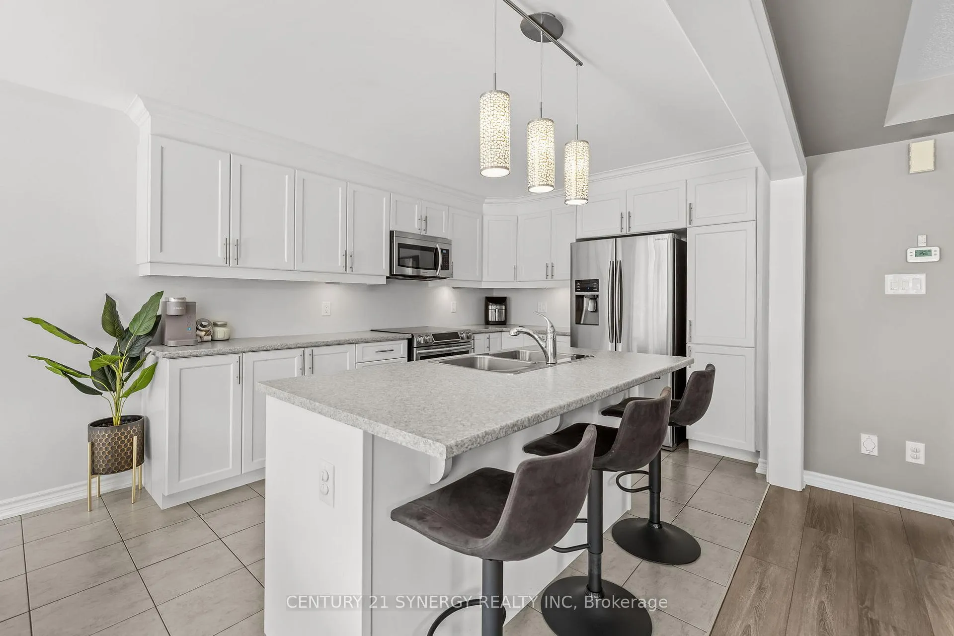 Photo 10 of 274 Casa Grande Circle, Ottawa, Avalon West — HOMEH
