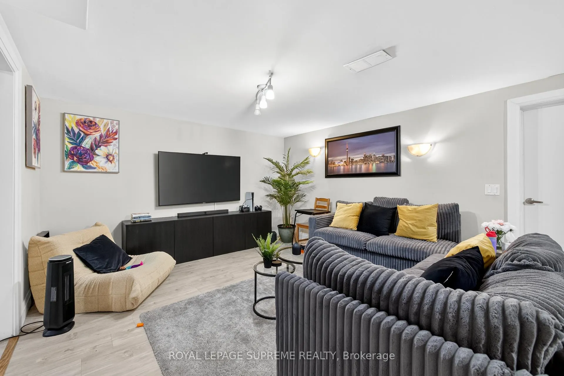 Photo 17 of 50 Wheelwright Crescent, North York, Black Creek — HOMEH