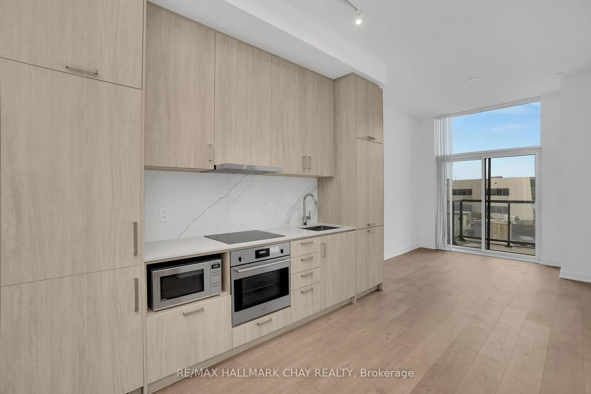 Photo 4 of Unit 217, 60 Honeycrisp Crescent, Vaughan, Vaughan Corporate Centre — HOMEH
