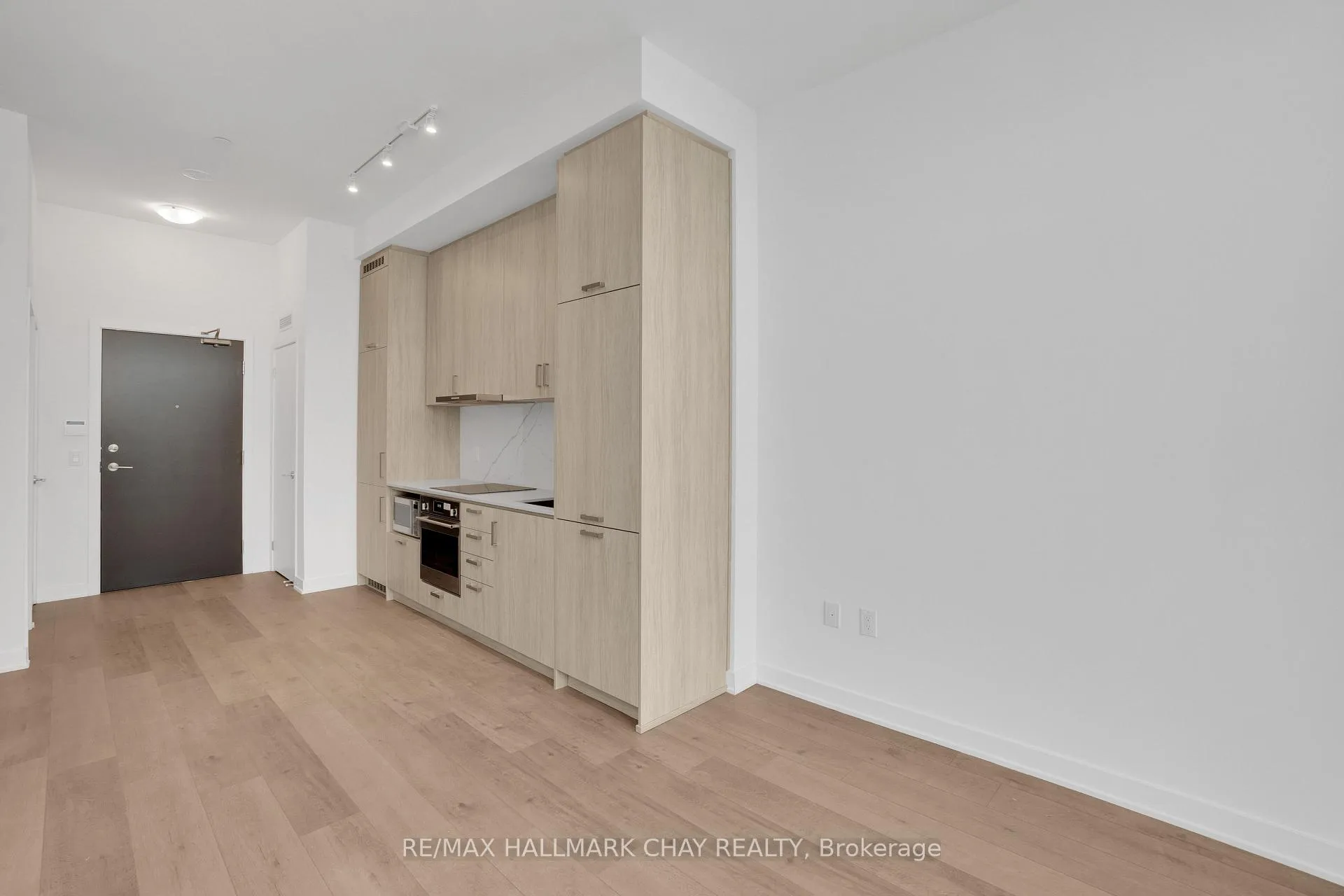 Photo 5 of Unit 217, 60 Honeycrisp Crescent, Vaughan, Vaughan Corporate Centre — HOMEH