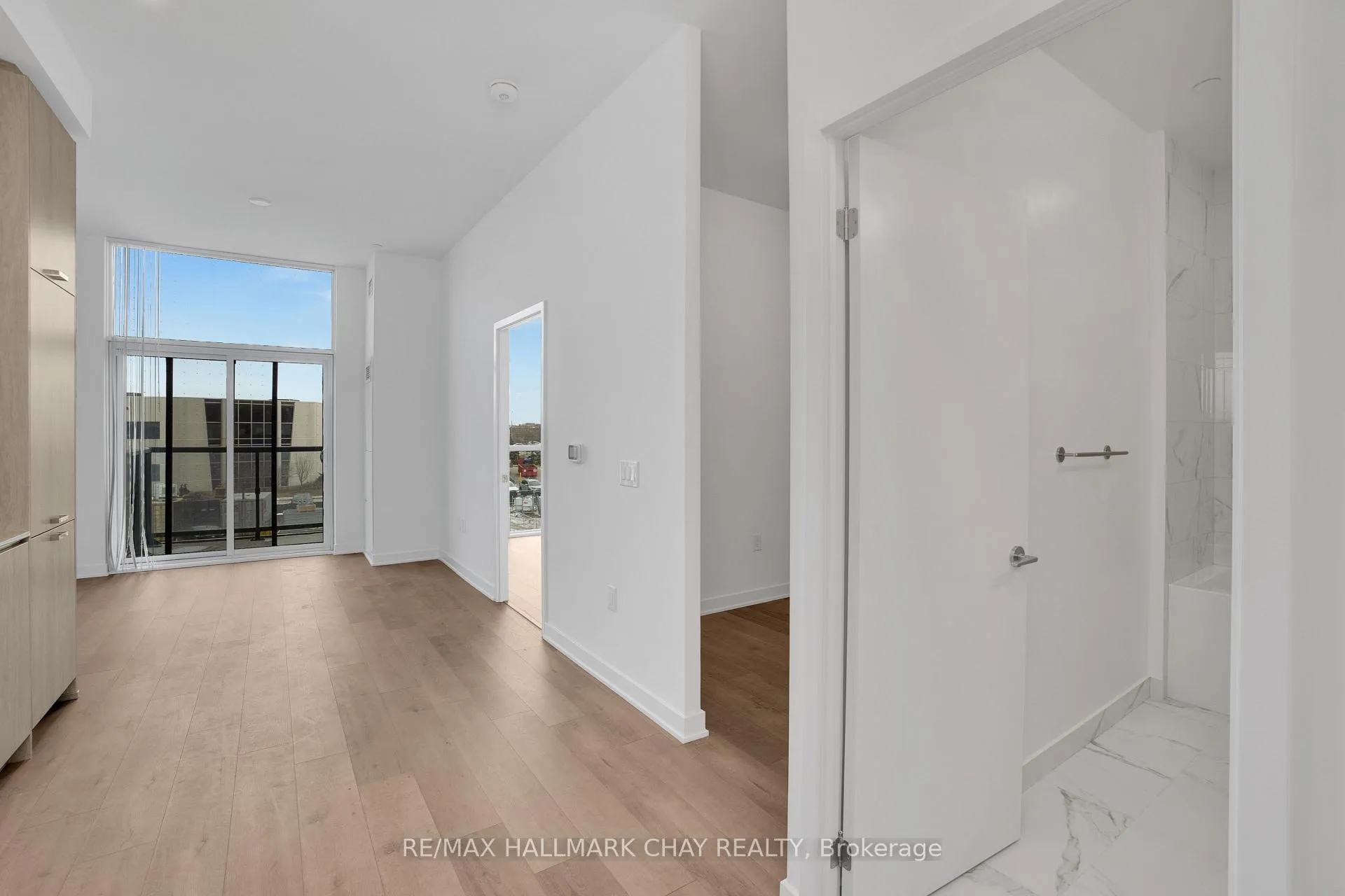 Photo 7 of Unit 217, 60 Honeycrisp Crescent, Vaughan, Vaughan Corporate Centre — HOMEH