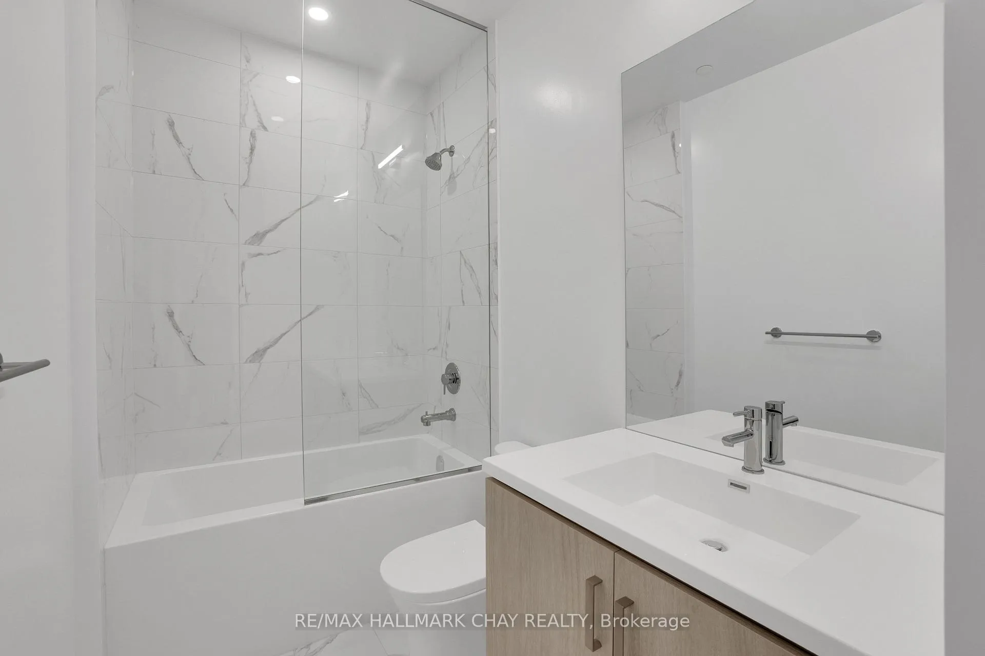 Photo 12 of Unit 217, 60 Honeycrisp Crescent, Vaughan, Vaughan Corporate Centre — HOMEH