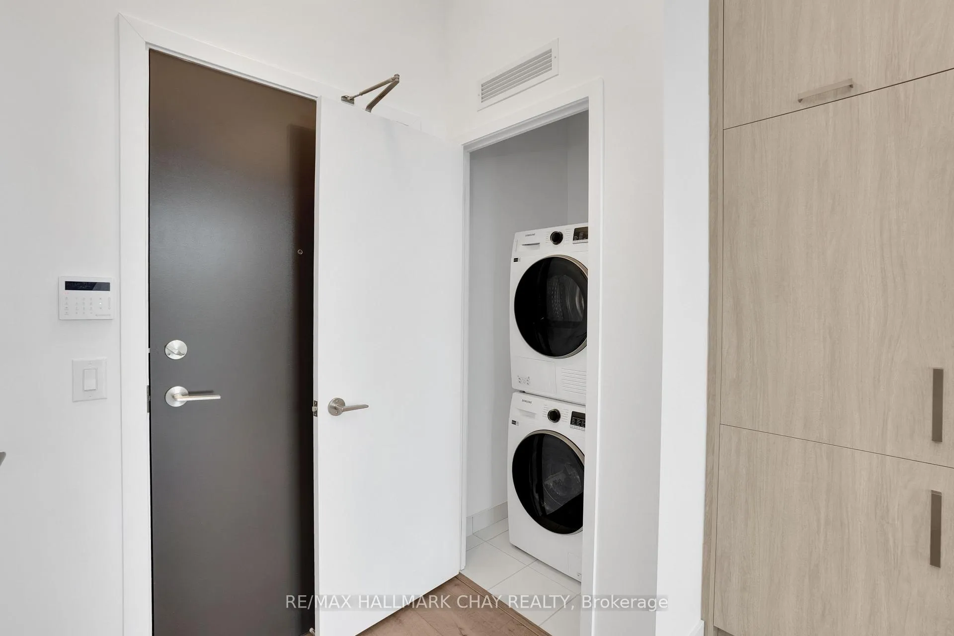 Photo 13 of Unit 217, 60 Honeycrisp Crescent, Vaughan, Vaughan Corporate Centre — HOMEH