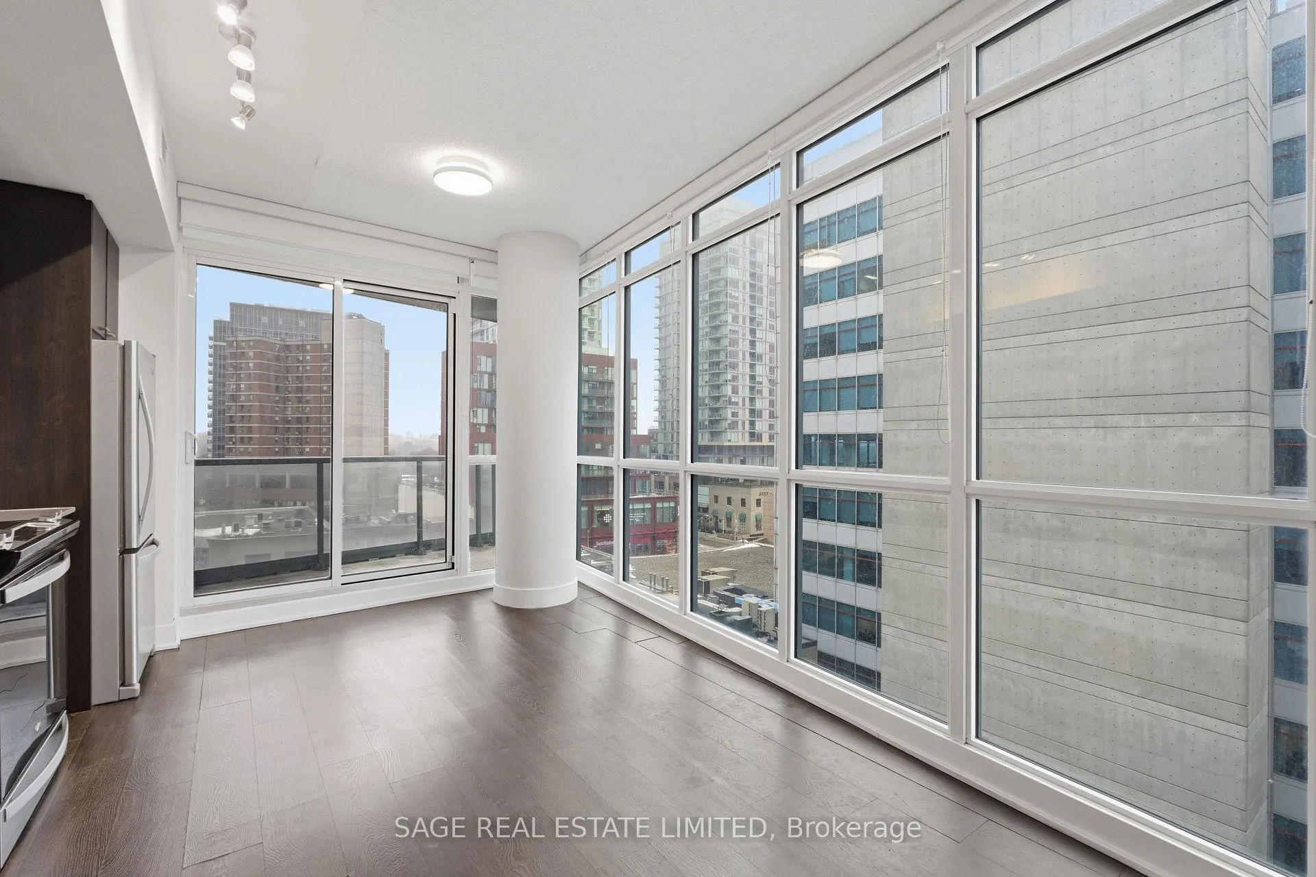 Photo 4 of Unit 805, 30 Roehampton Avenue, Toronto, Mount Pleasant West — HOMEH
