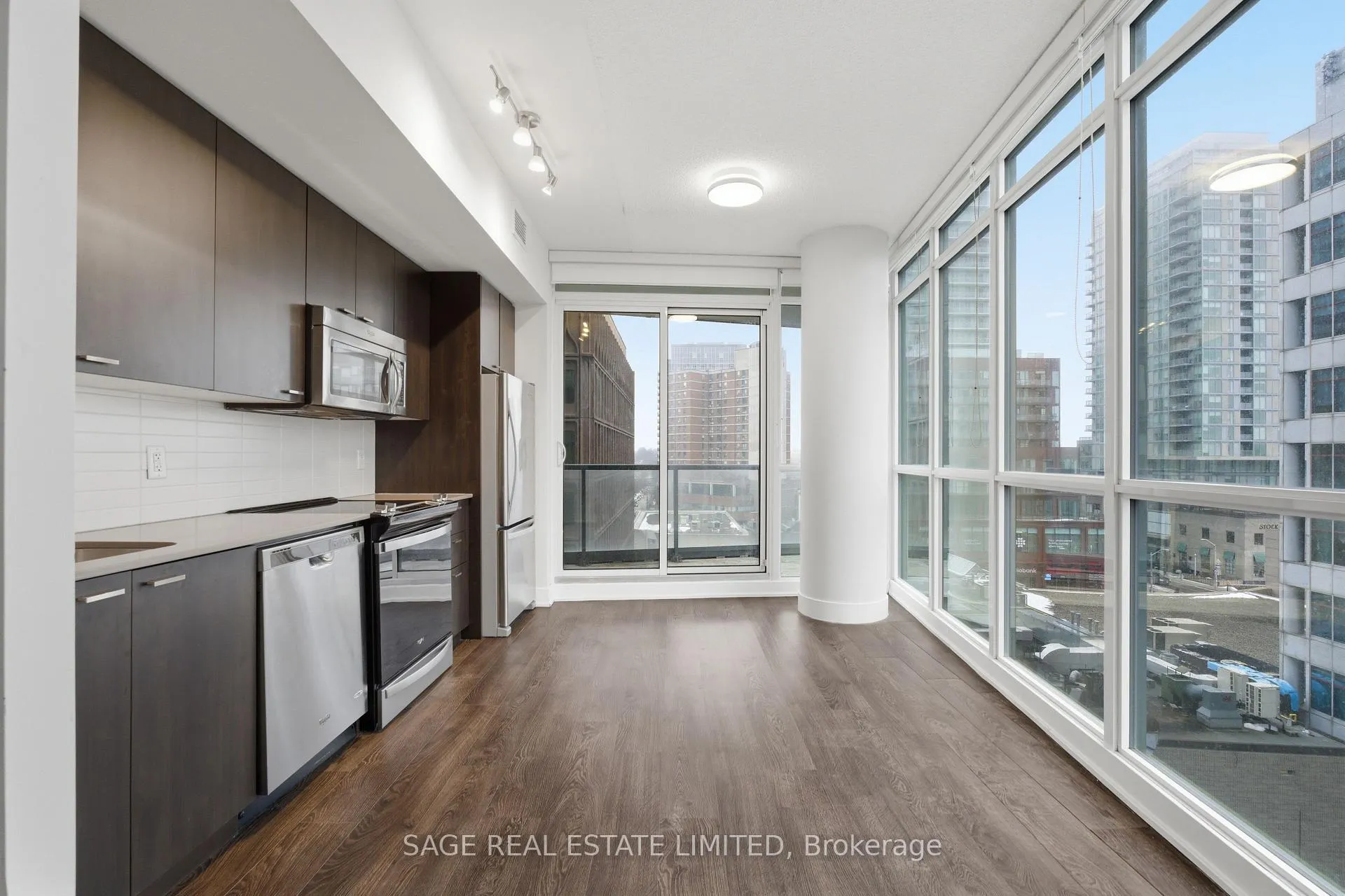 Photo 5 of Unit 805, 30 Roehampton Avenue, Toronto, Mount Pleasant West — HOMEH
