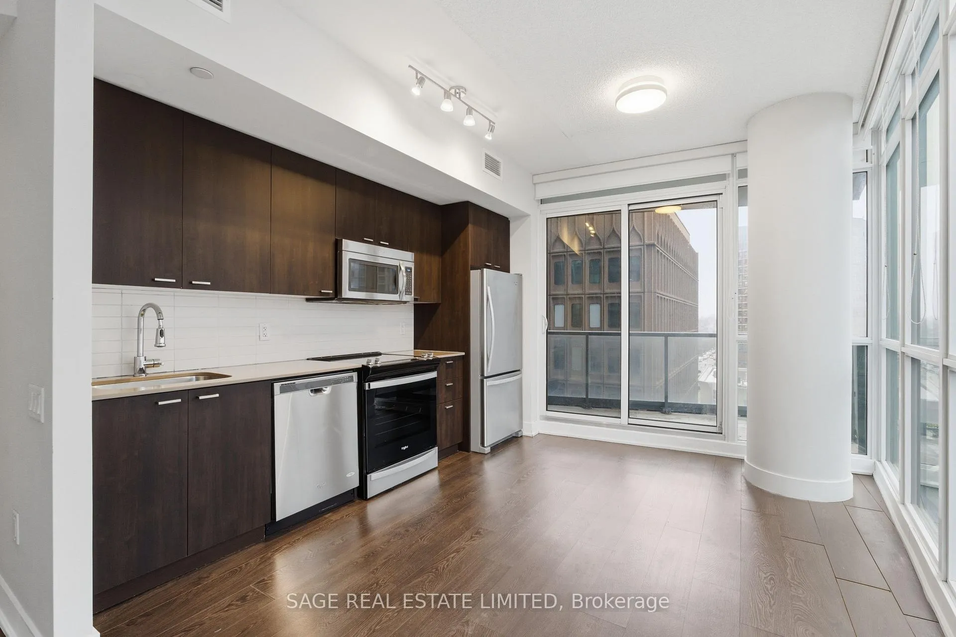 Photo 6 of Unit 805, 30 Roehampton Avenue, Toronto, Mount Pleasant West — HOMEH