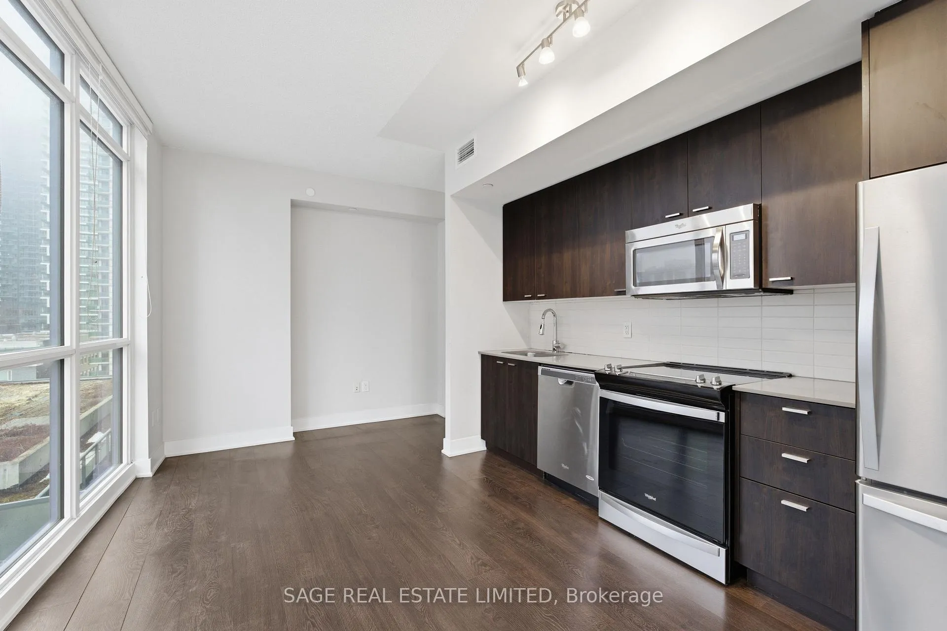 Photo 7 of Unit 805, 30 Roehampton Avenue, Toronto, Mount Pleasant West — HOMEH