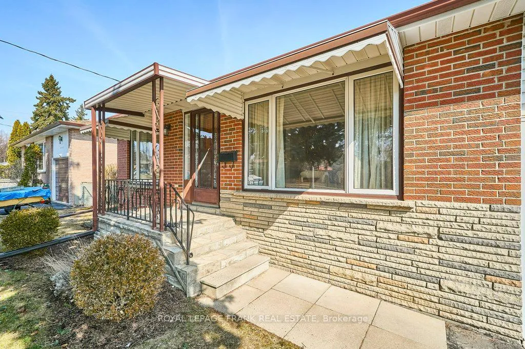 Photo 3 of 641 Park Road N, Oshawa, McLaughlin — HOMEH
