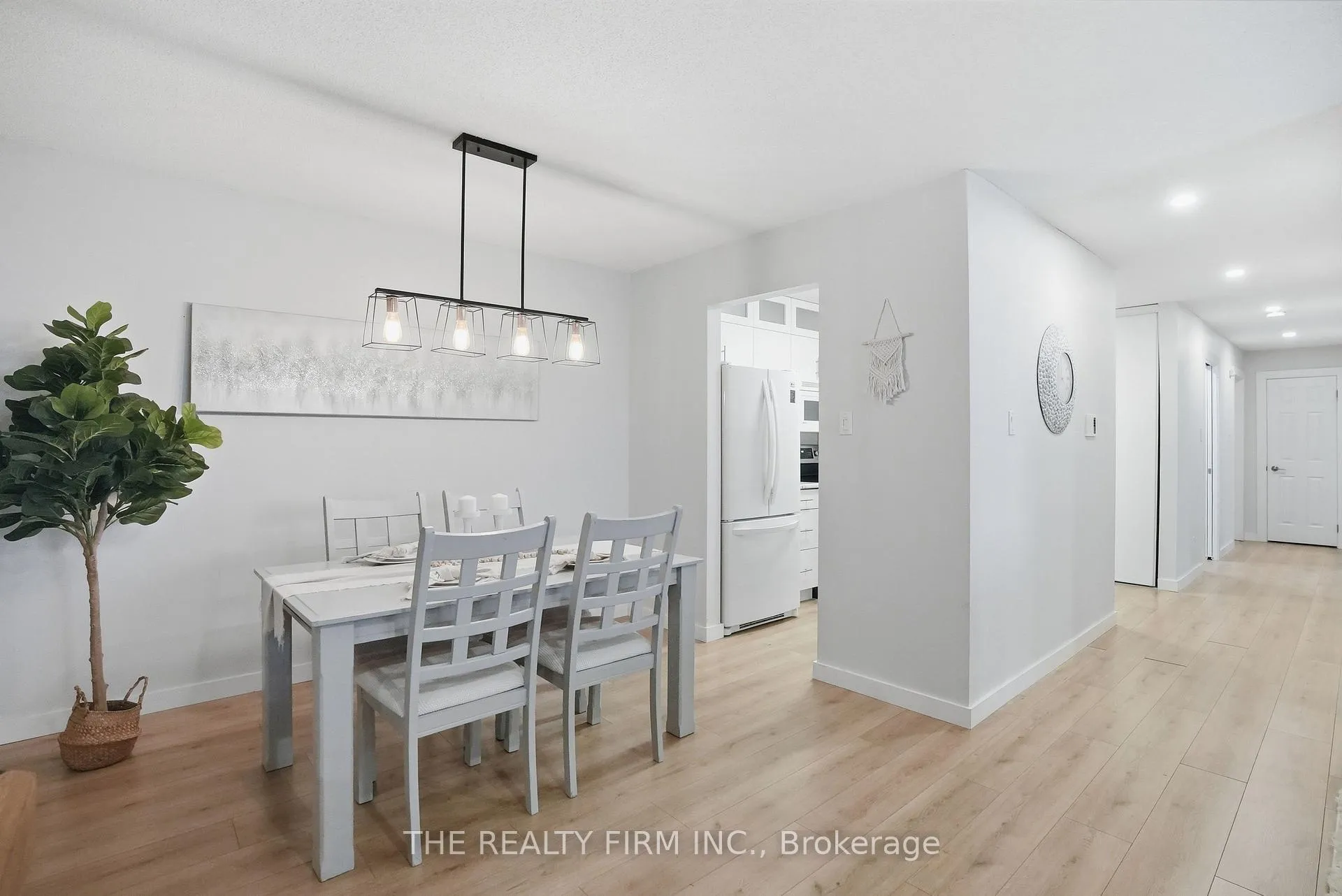 Photo 7 of Unit 310, 735 Deveron Crescent, London, South T — HOMEH