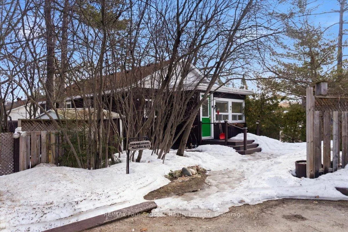 Photo 2 of 220 Old Mosley Street, Wasaga Beach — HOMEH