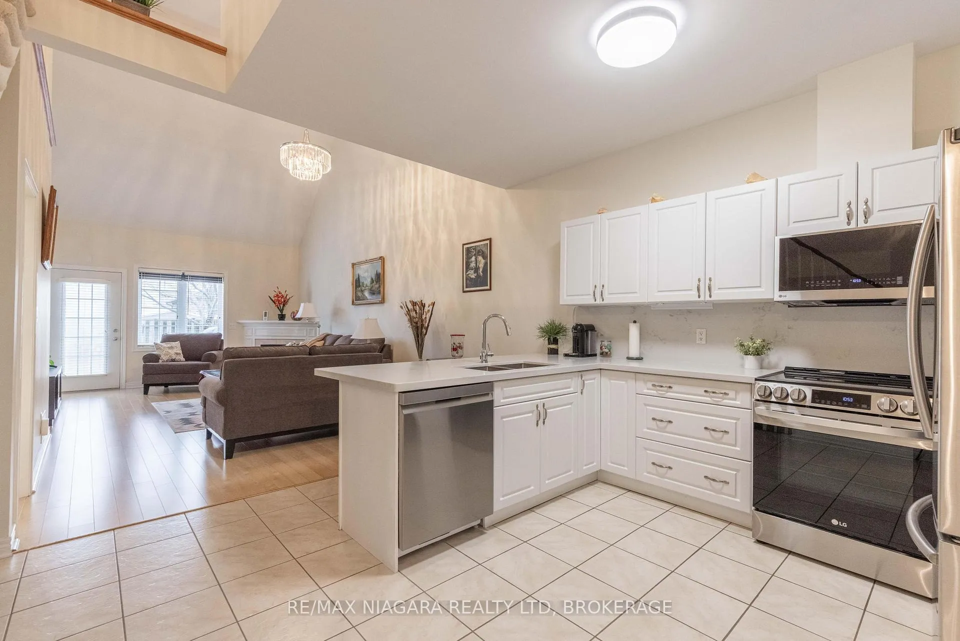 Photo 2 of Unit 13, 8142 Costabile Drive, Niagara Falls, Ascot — HOMEH