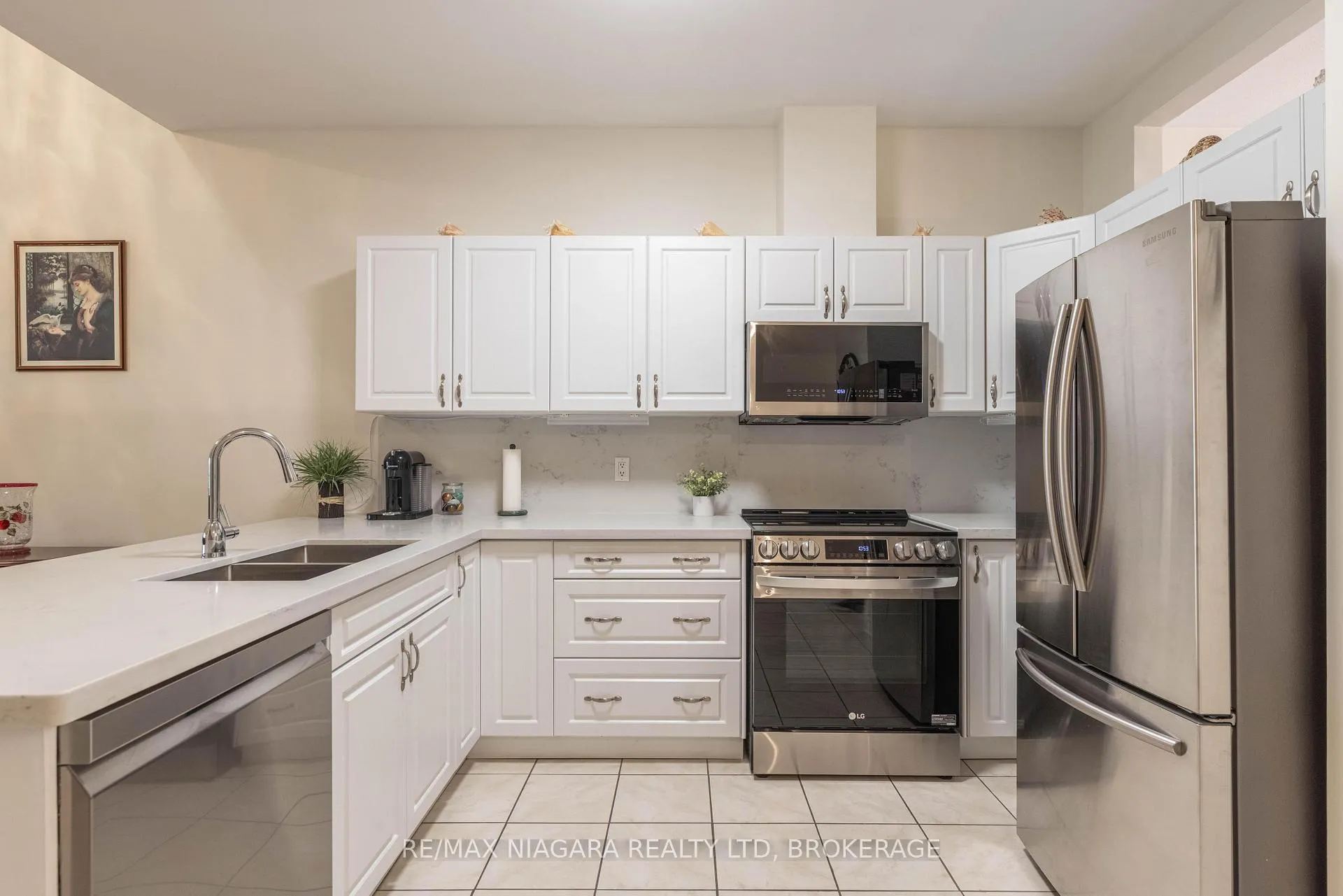 Photo 3 of Unit 13, 8142 Costabile Drive, Niagara Falls, Ascot — HOMEH