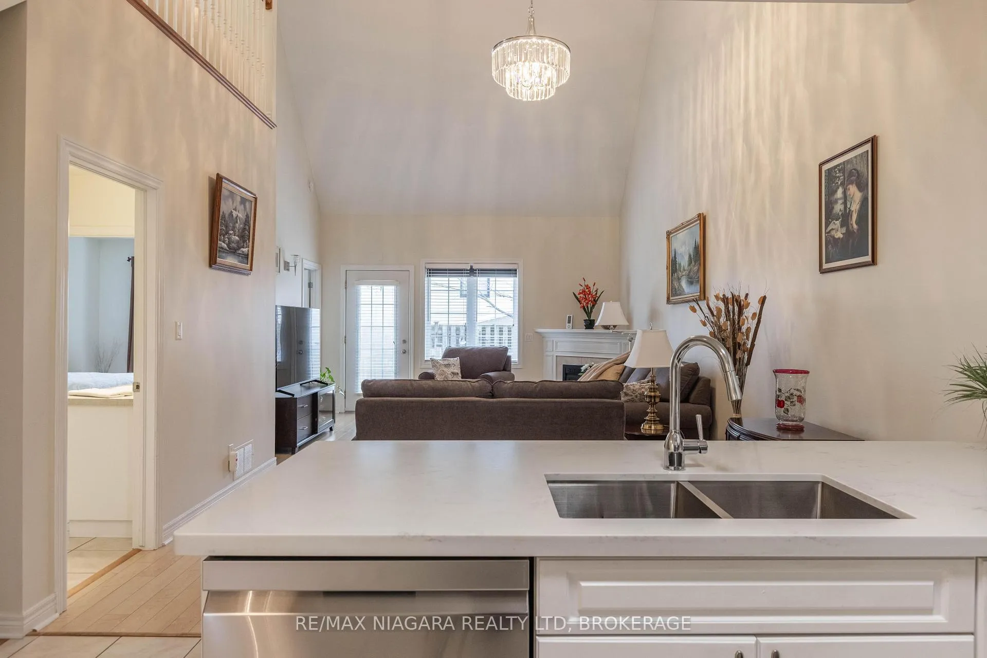 Photo 4 of Unit 13, 8142 Costabile Drive, Niagara Falls, Ascot — HOMEH
